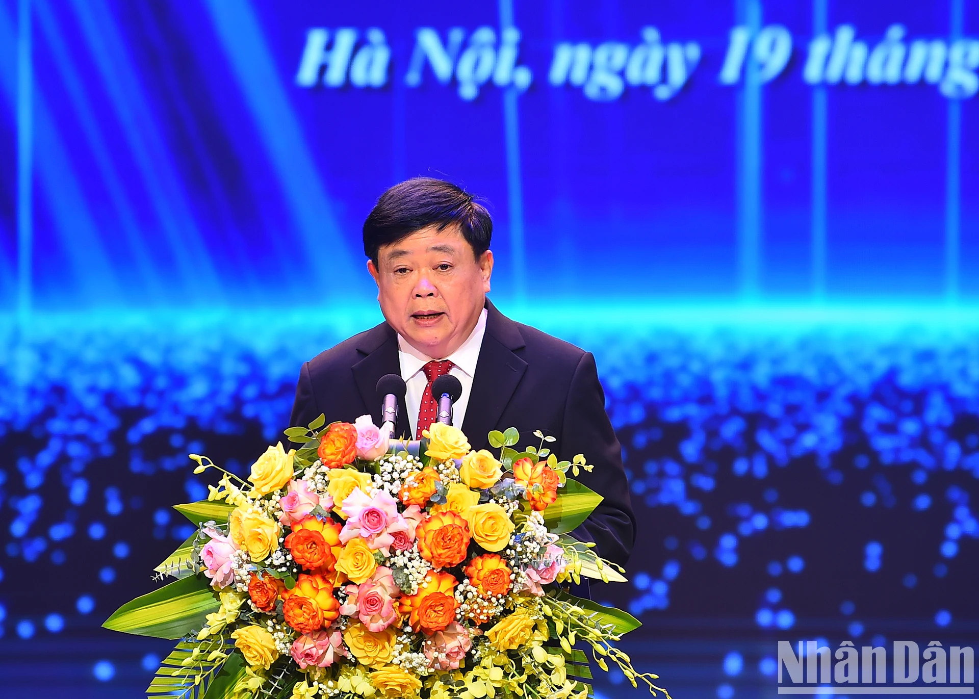 越共中央文学艺术理论批评委员会主席阮世纪发表讲话。 越共中央文学艺术理论批评委员会主席阮世纪发表讲话。