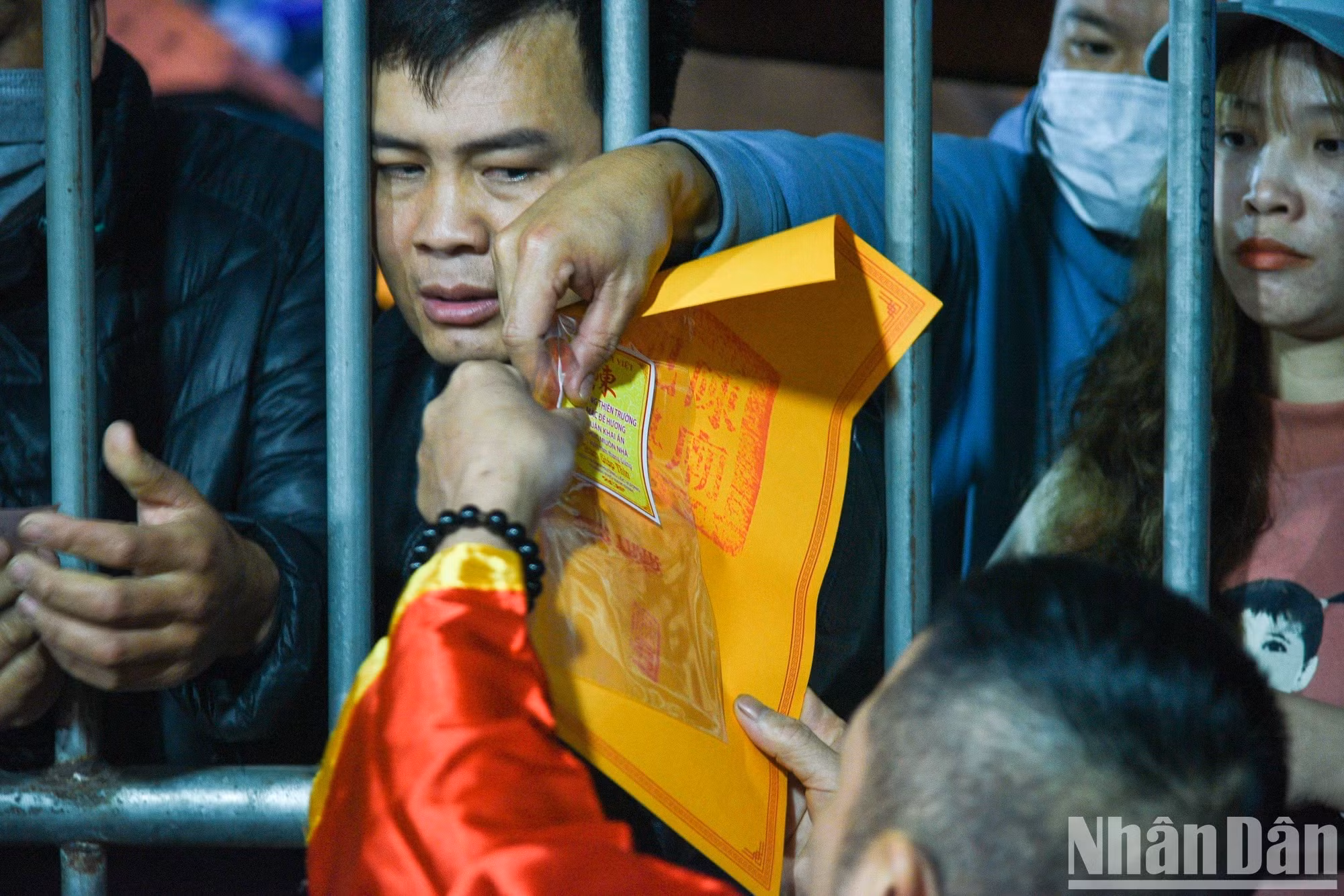 向民众发放陈祠印章。 向民众发放陈祠印章。