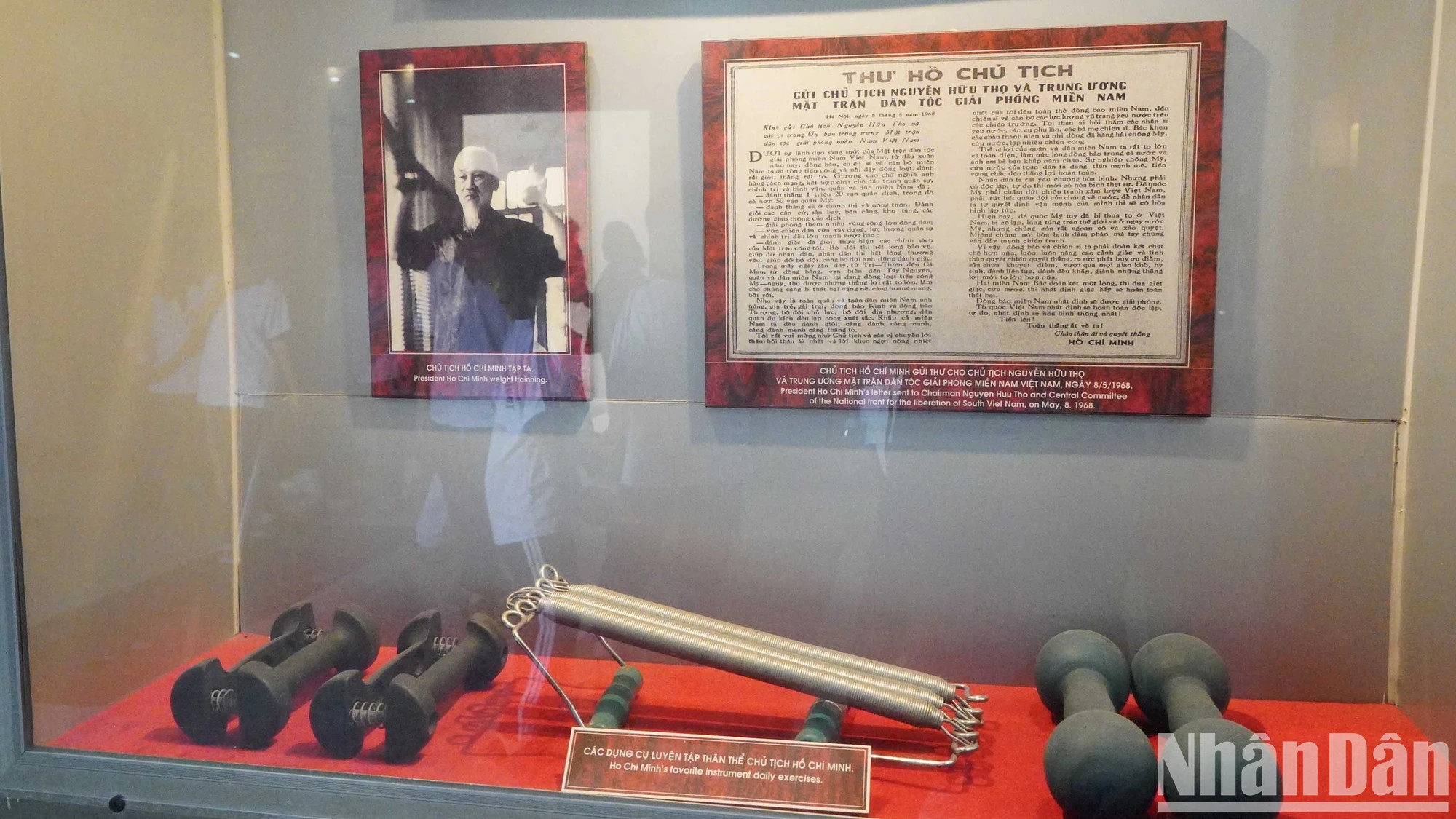 该博物馆共陈列与胡志明主席生平和革命生涯有关的11000件资料、实物和图片。