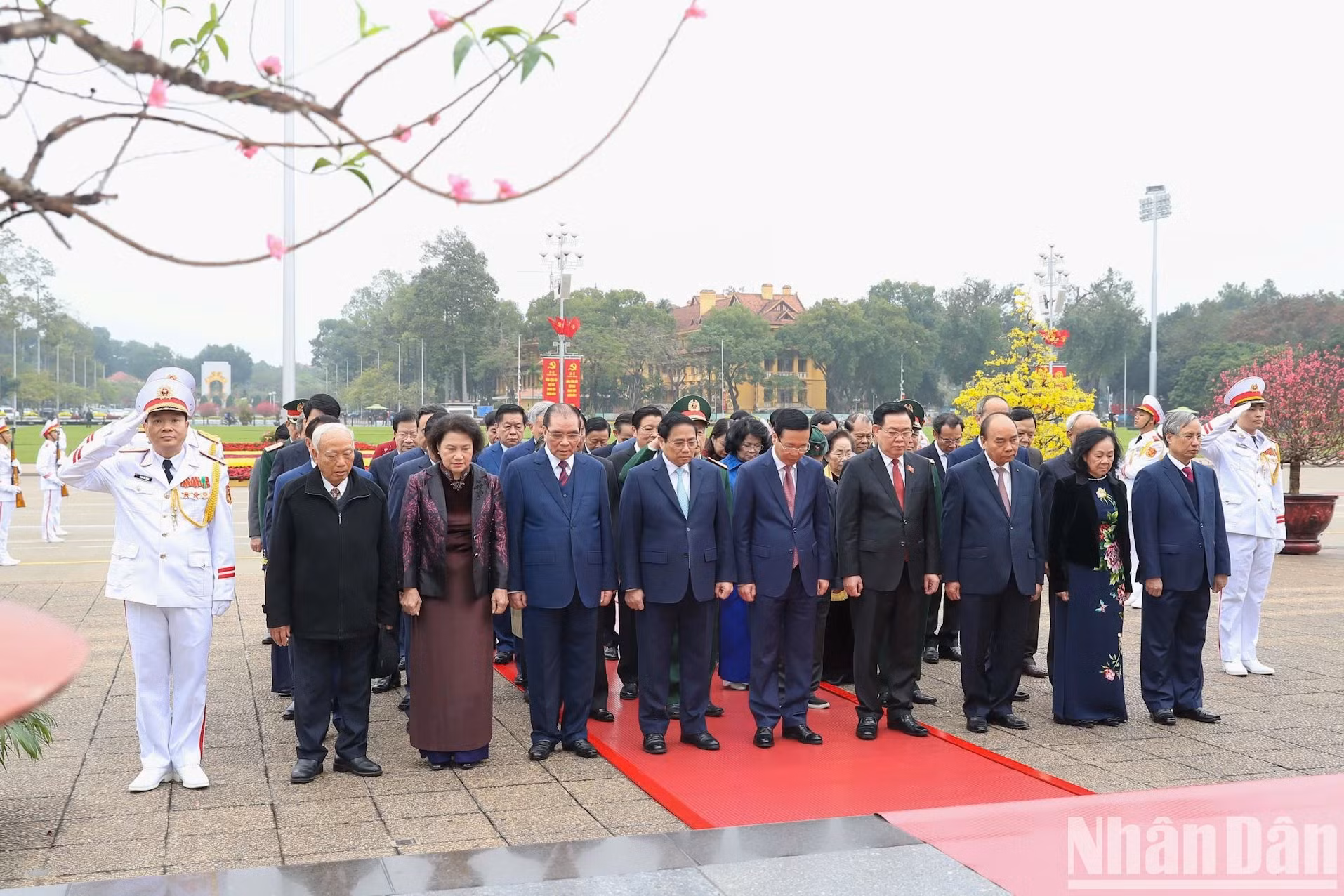 越南党和国家领导，前领导人前往胡志明主席陵瞻仰胡志明主席遗容。