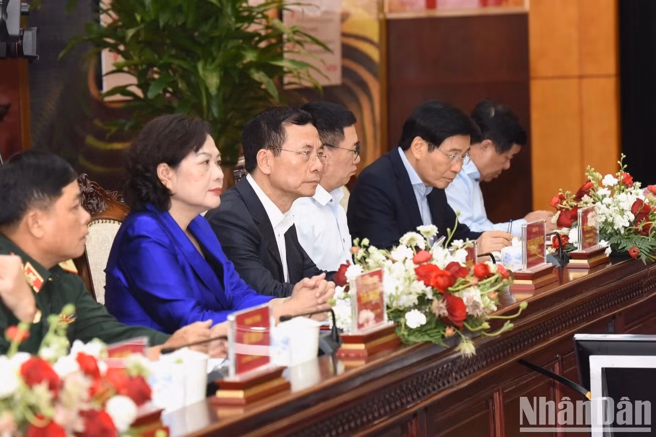 各部委代表出席会议。