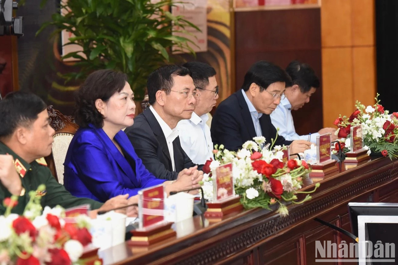 各部委代表出席会议。