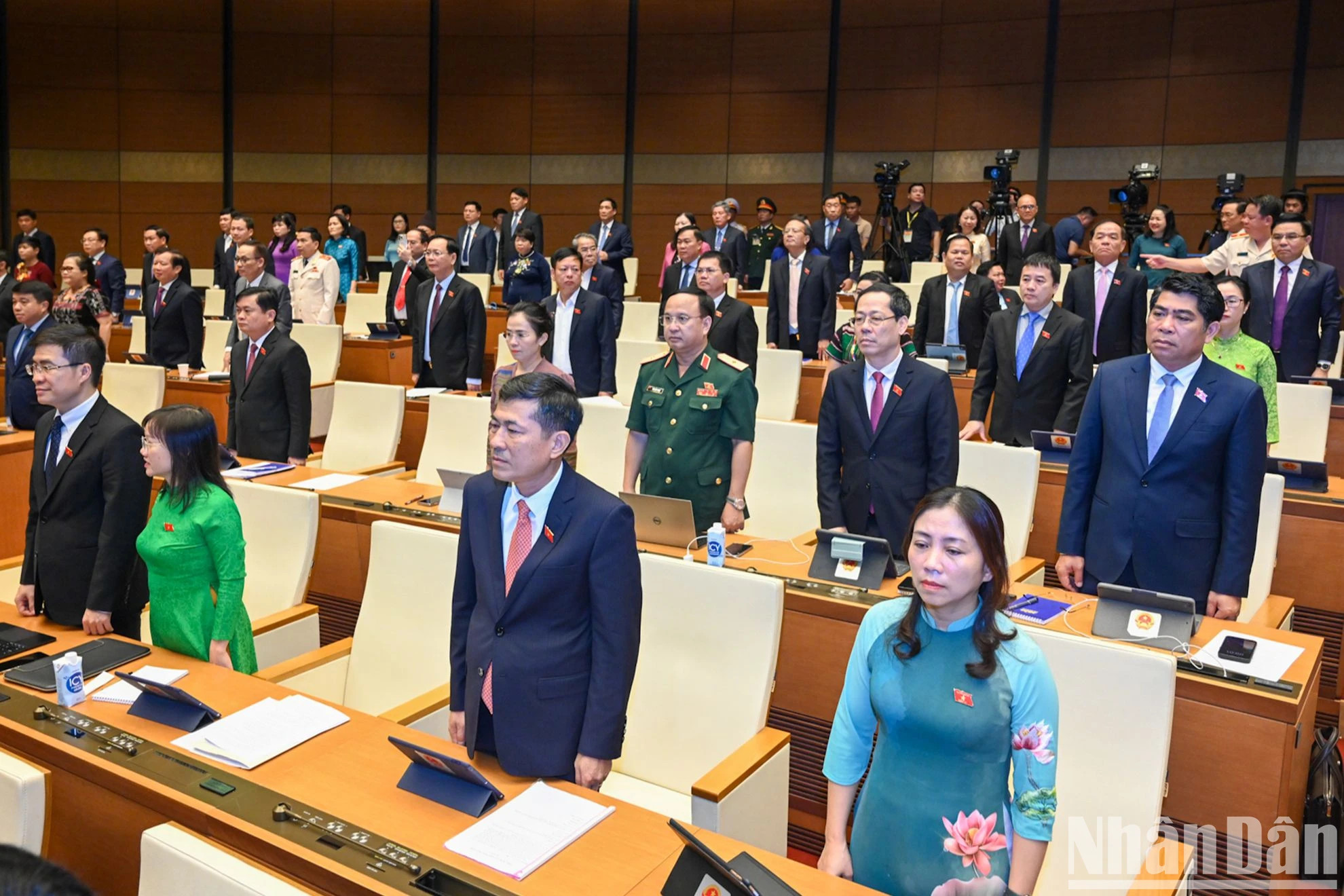 国会代表见证国家主席苏林宣誓就职。 国会代表见证国家主席苏林宣誓就职。