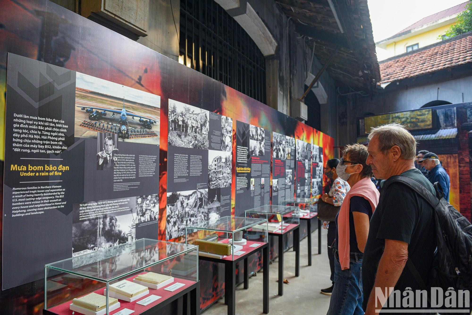 外国游客对“寂静”展特别感兴趣。在这里他们可以更好地了解越南军民“空中奠边府”的胜利。