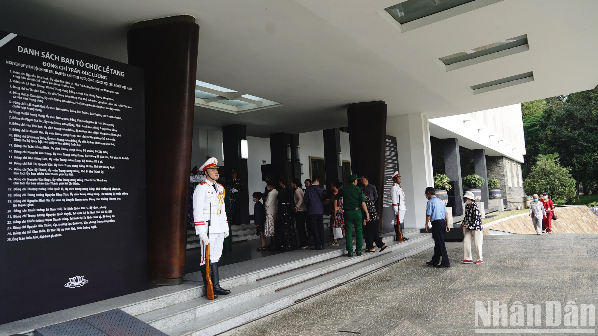 民众前往统一大会堂吊唁原国家主席陈德良逝世。