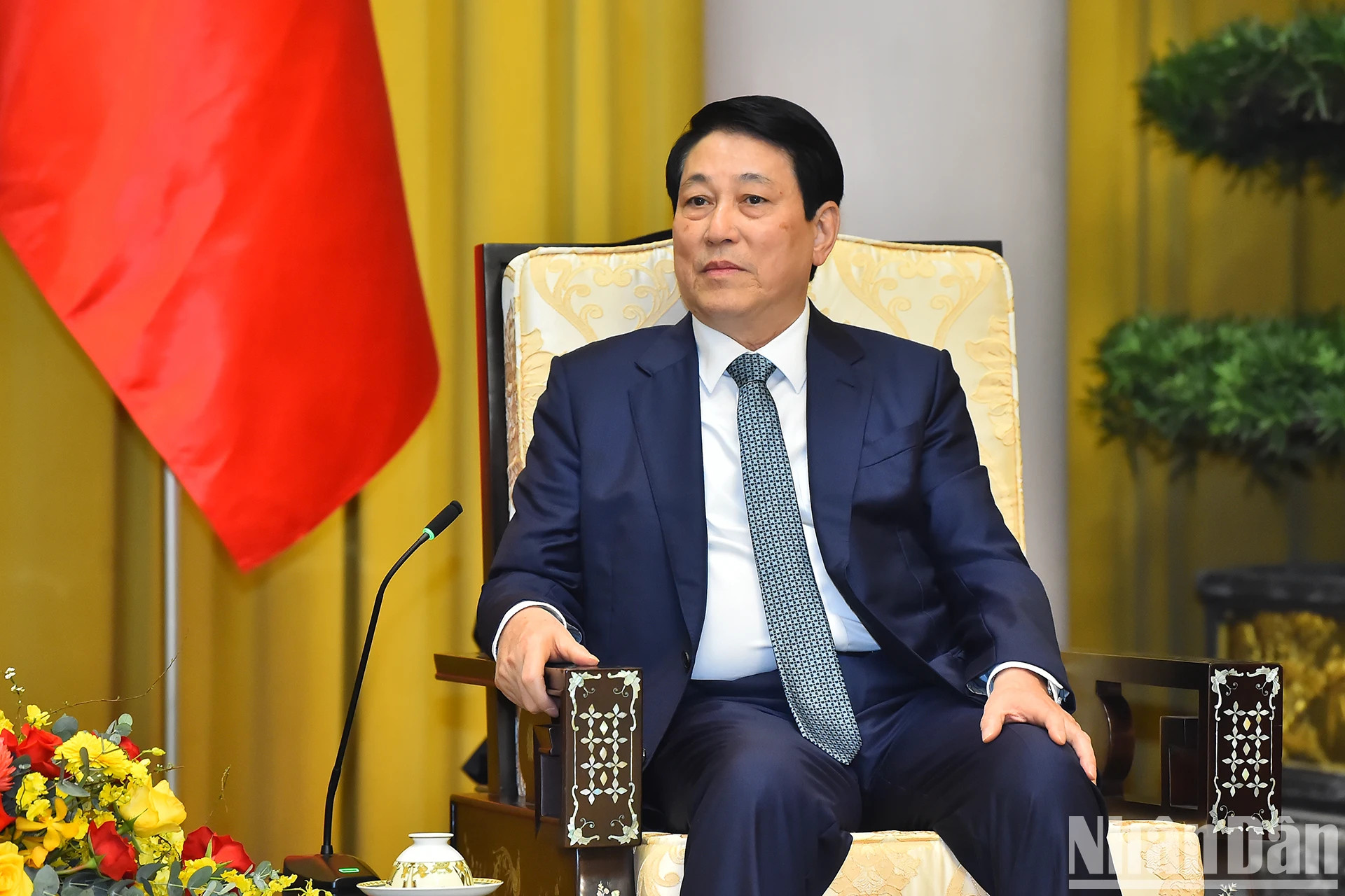 国家主席梁强在会见中发表讲话。