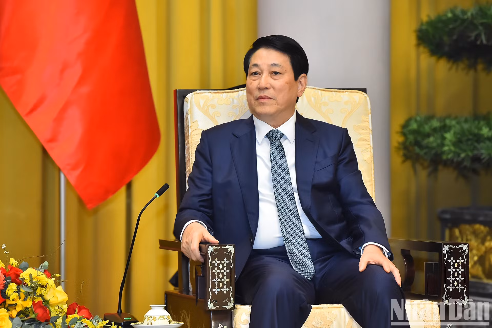 国家主席梁强在会见中发表讲话。