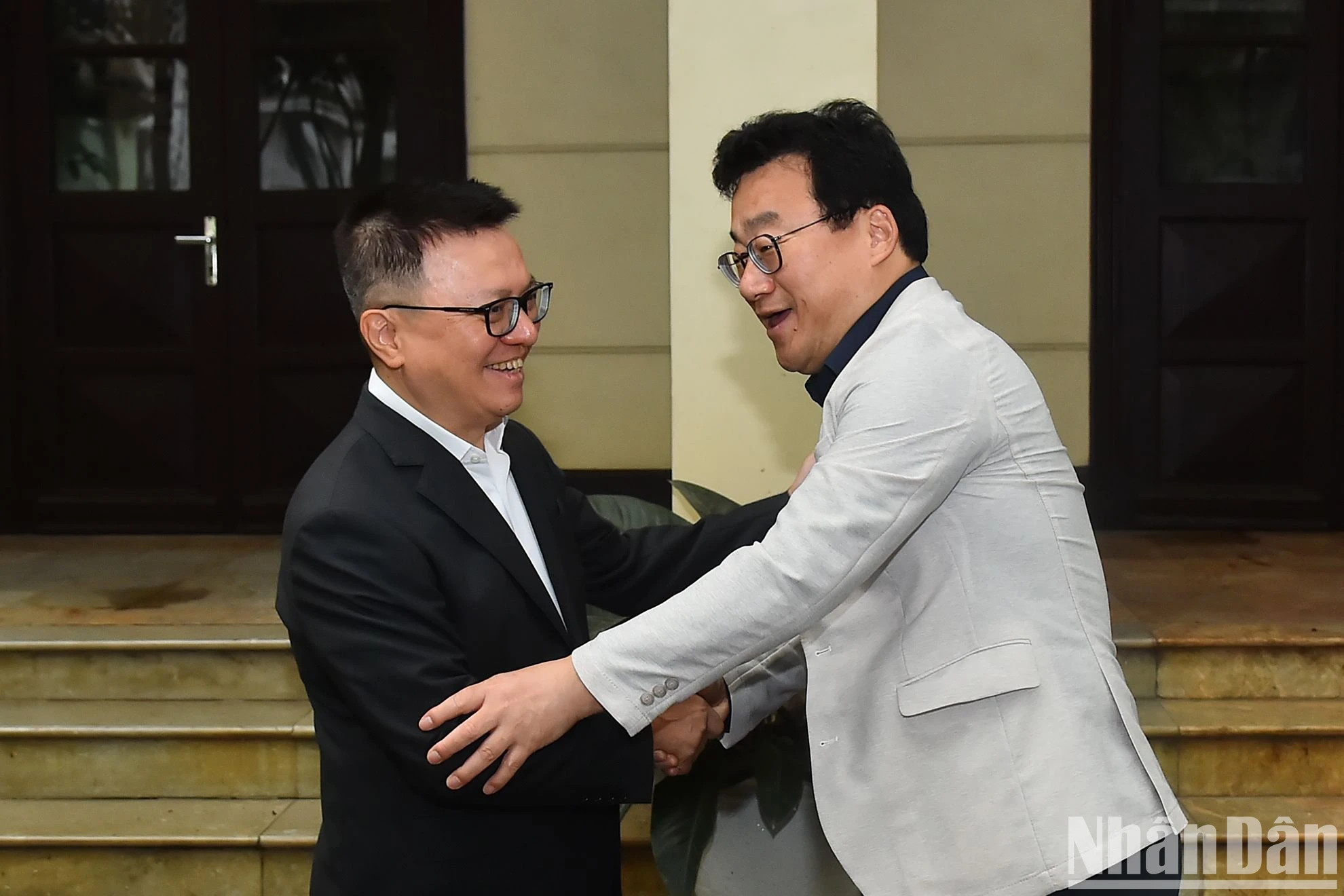 《人民报》社总编辑黎国明欢迎韩国记者协会会长朴钟贤造访本报社。 《人民报》社总编辑黎国明欢迎韩国记者协会会长朴钟贤造访本报社。