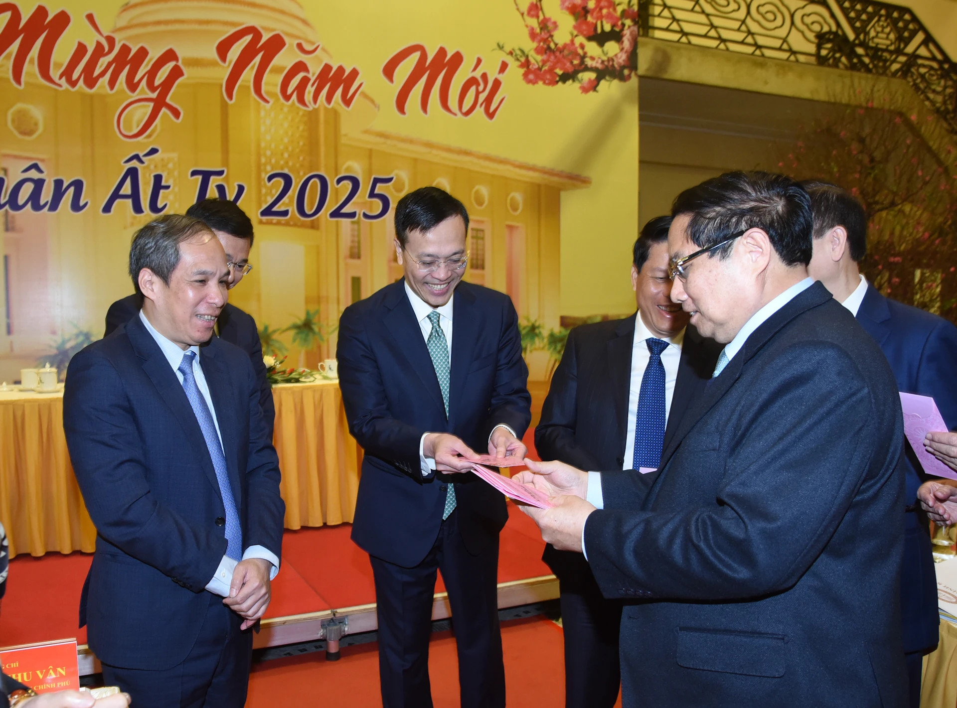 范明正总理向银行工作人员赠送压岁钱。