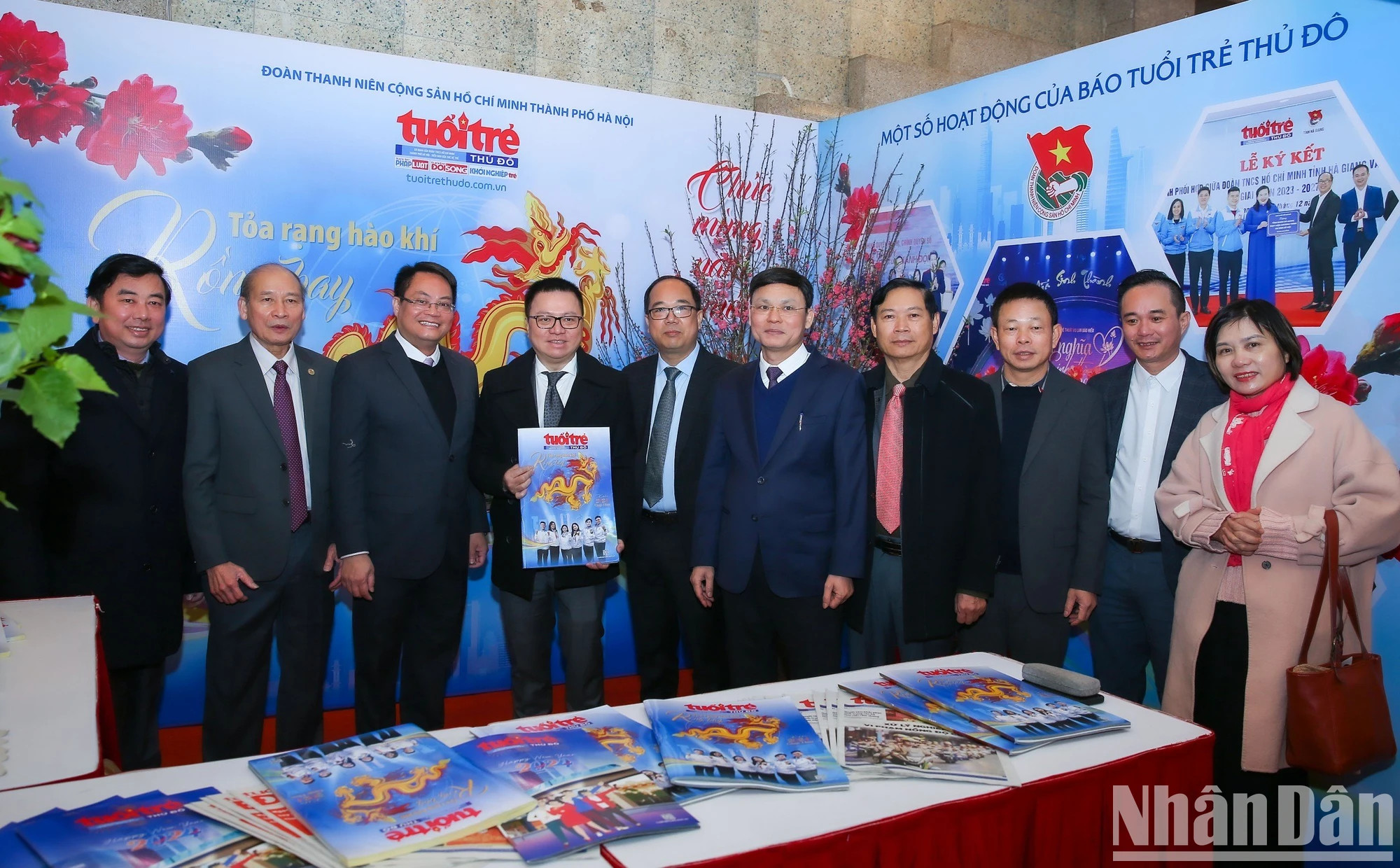 各位代表参观《首都年轻人报》的展位。