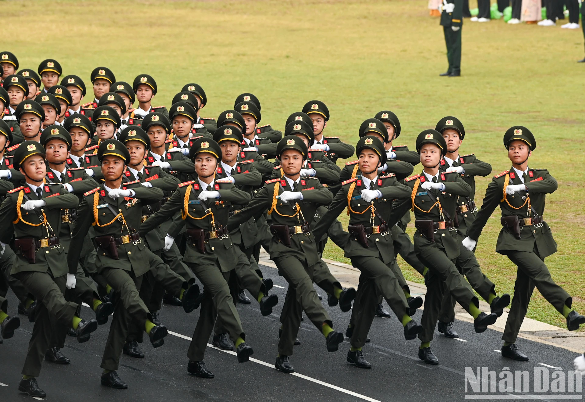 人民安全战士。 人民安全战士。