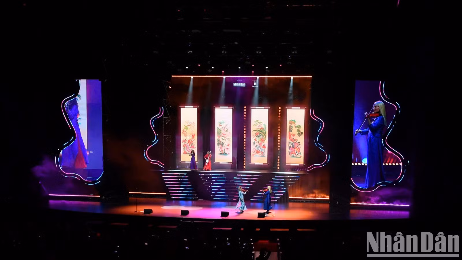 舞台上有小提琴的形象和美女诱人的曲线。 舞台上有小提琴的形象和美女诱人的曲线。