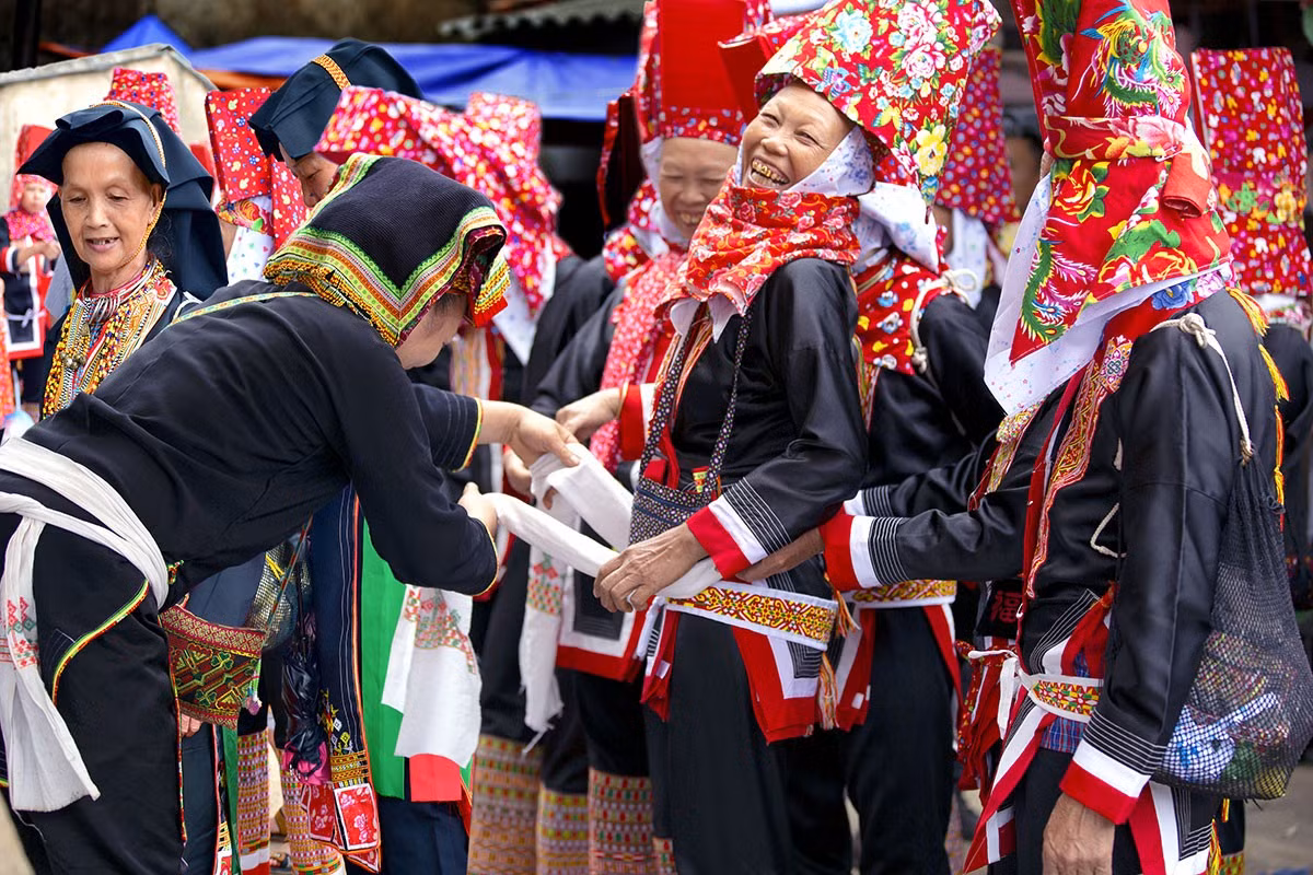 集市上的微笑。（图片来源：裴新越）