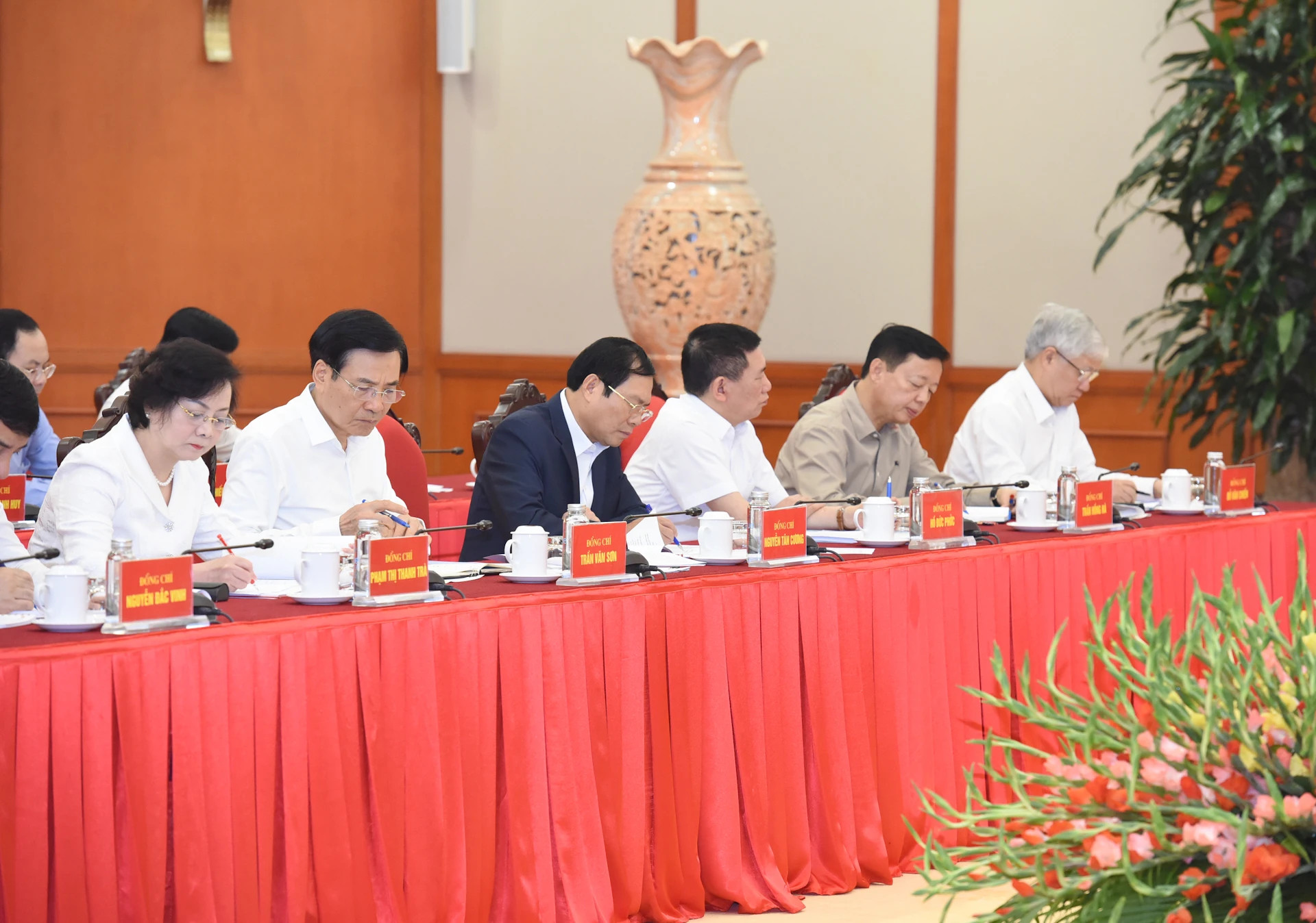 越共十四大经济社会小组成员出席会议。