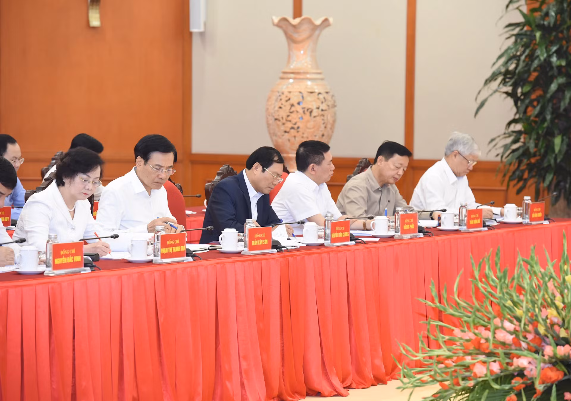 越共十四大经济社会小组成员出席会议。