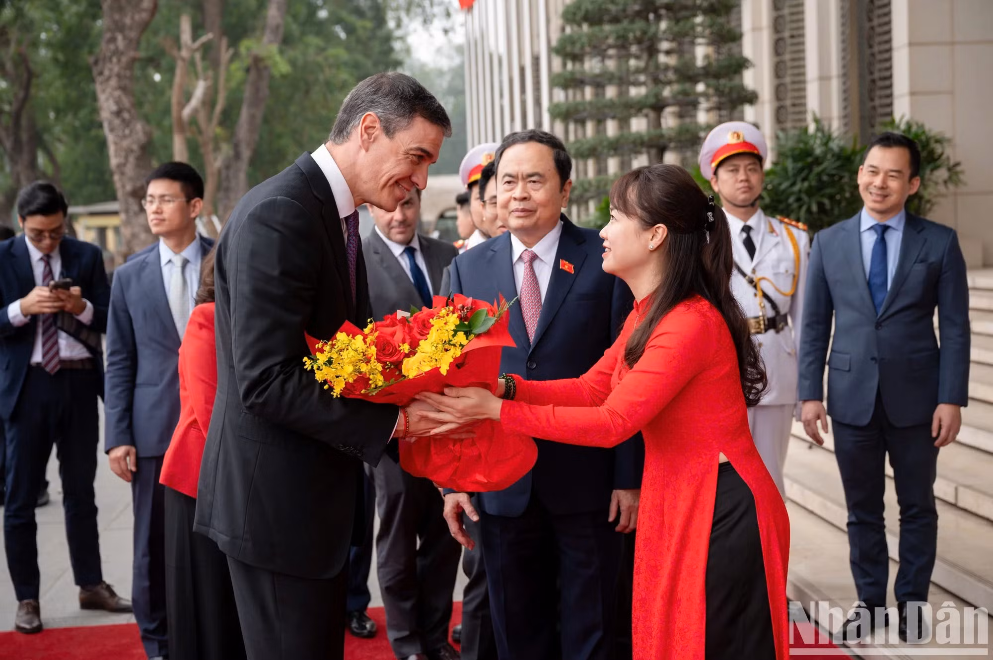 国会办公厅干部向西班牙首相佩德罗·桑切斯·佩雷斯–卡斯特洪送花。