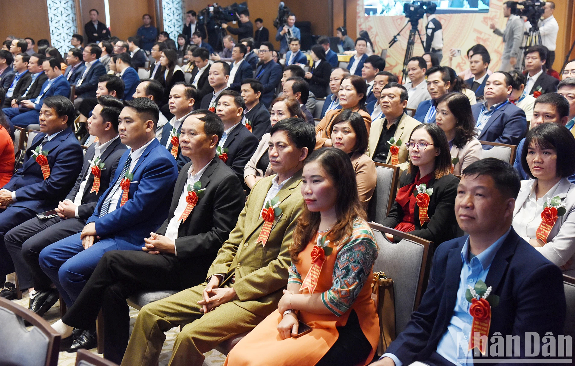 代表全国1020万名农民协会会员的70多名优秀农民与会。 代表全国1020万名农民协会会员的70多名优秀农民与会。