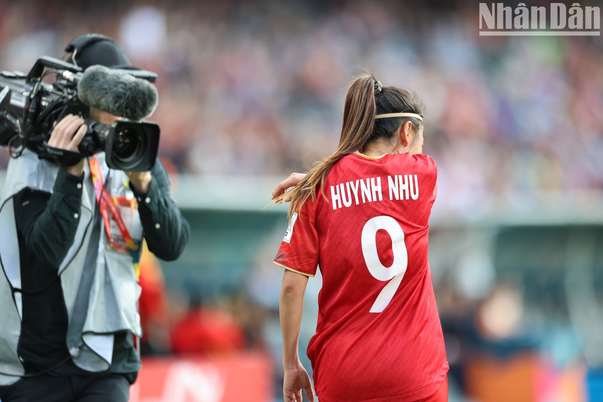 最终全场比赛美国女足3-0领先。但可以说,越南女球员们的表现非常出色,没有屈服于各方面都更胜一筹的对手。 最终全场比赛美国女足3-0领先。但可以说,越南女球员们的表现非常出色,没有屈服于各方面都更胜一筹的对手。