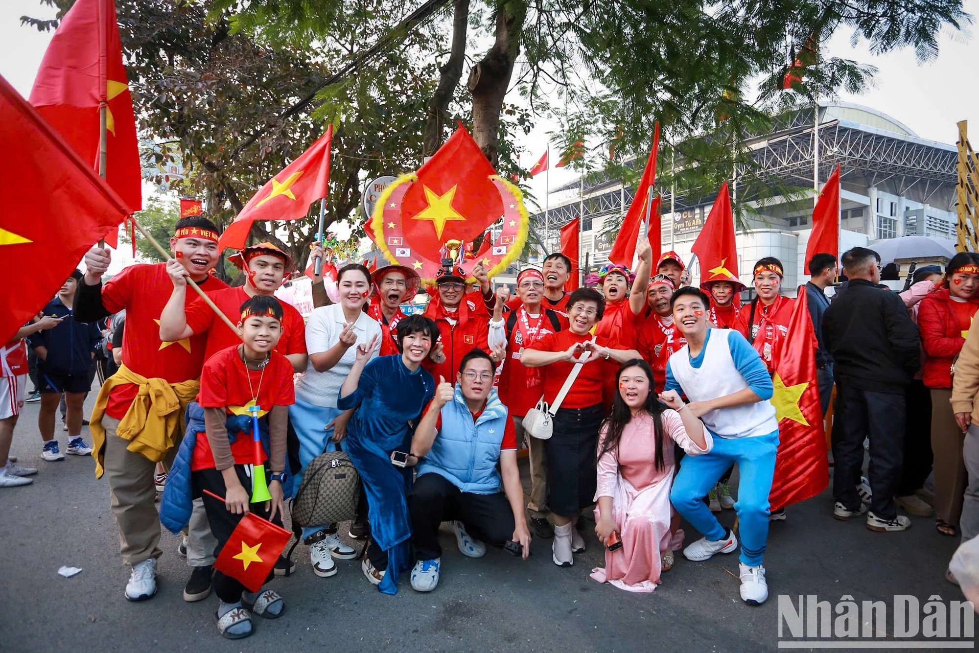 球迷为越南足球队加油。