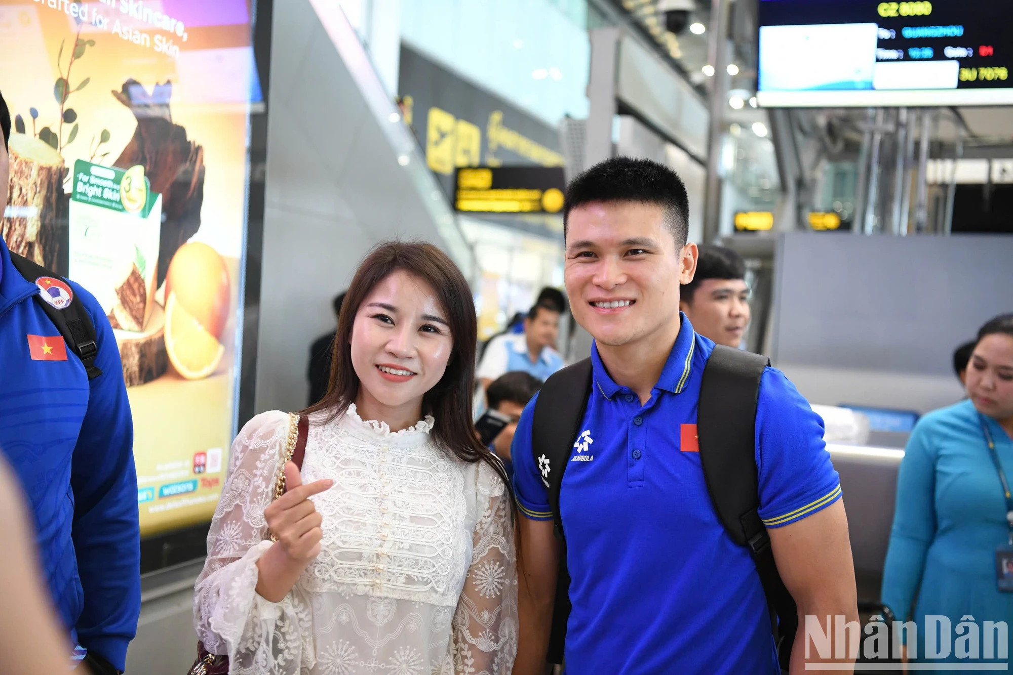 球迷们与前锋俊海合影留念。 球迷们与前锋俊海合影留念。