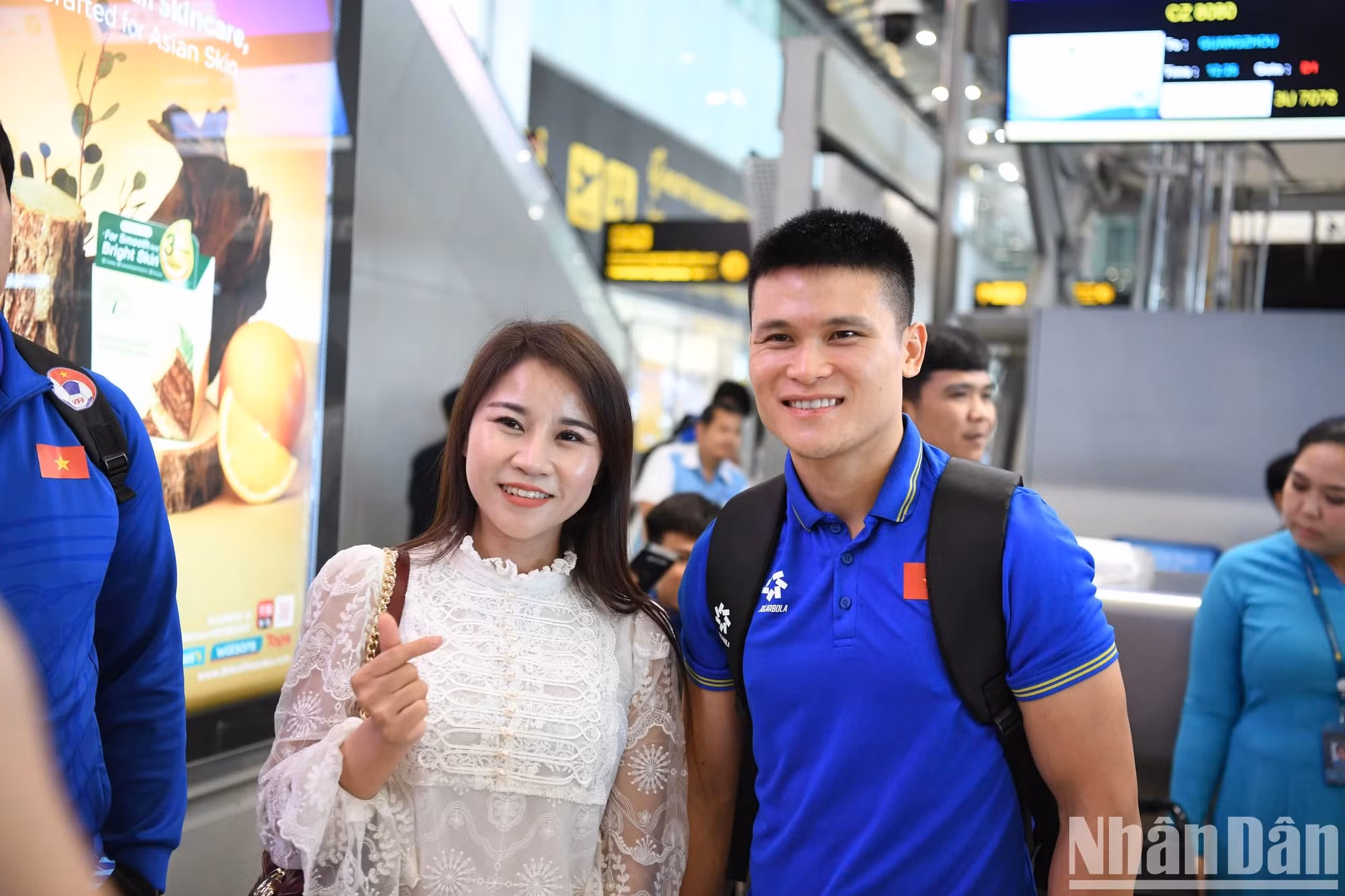 球迷们与前锋俊海合影留念。