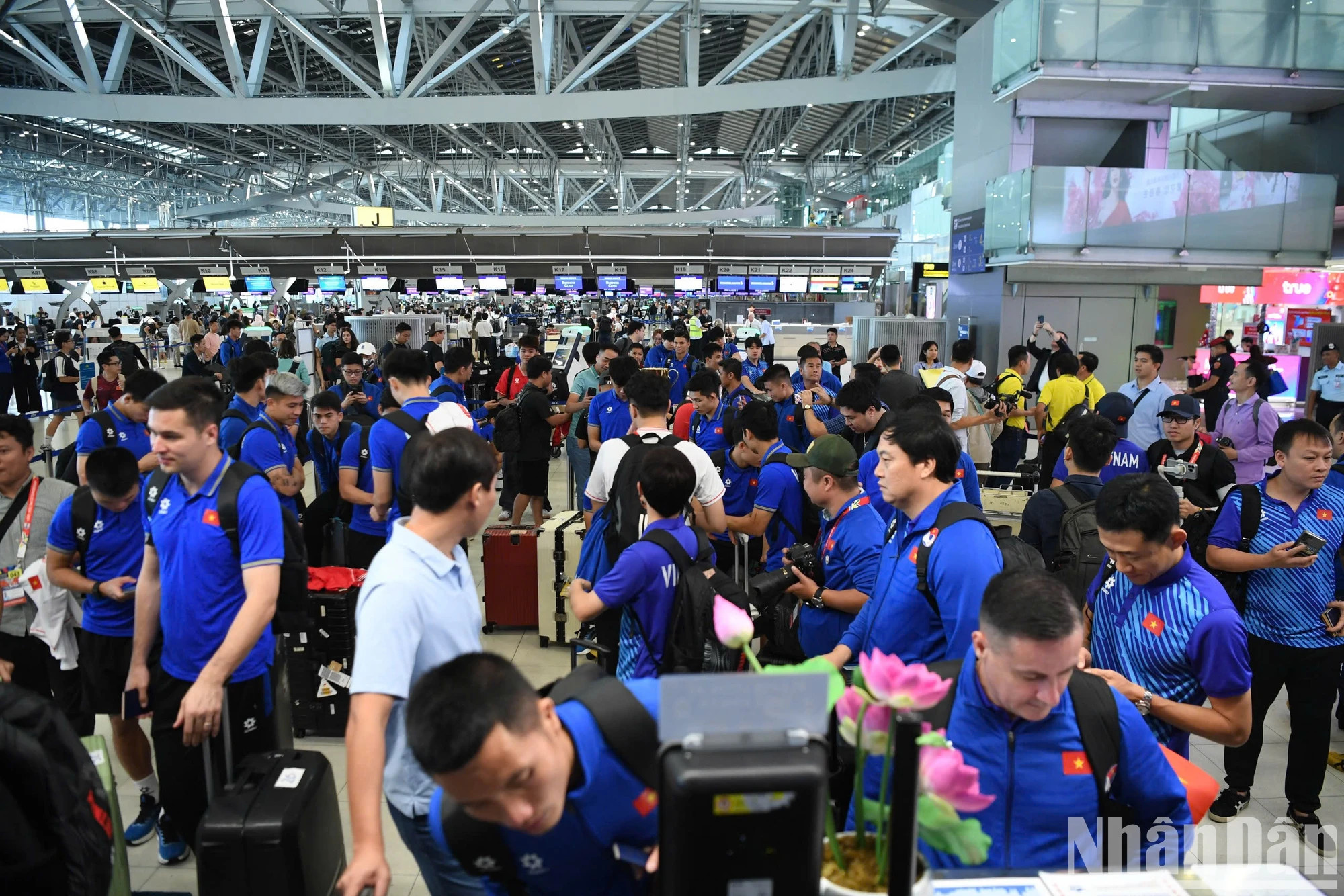 越南足球队办理登机手续。 越南足球队办理登机手续。