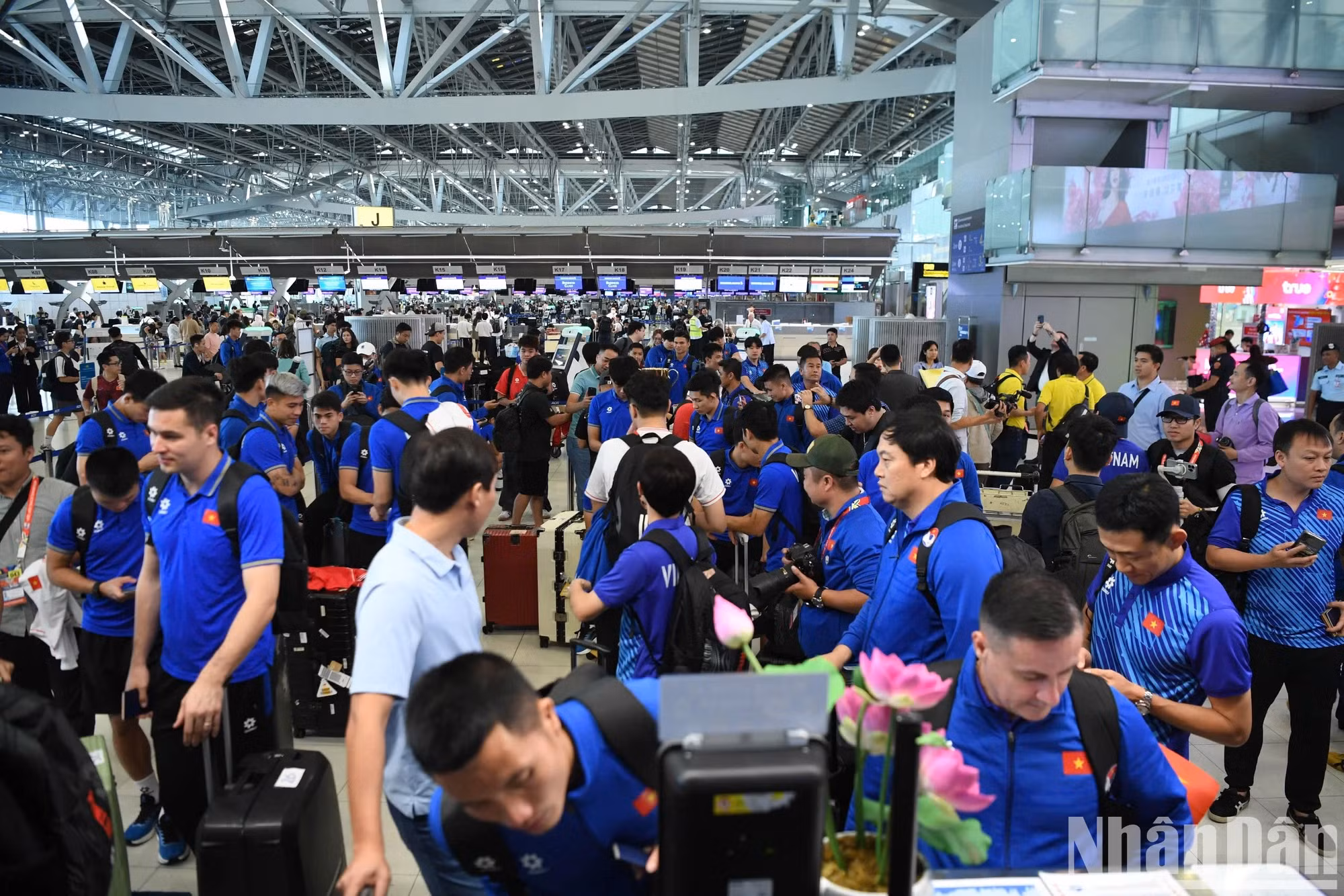 越南足球队办理登机手续。