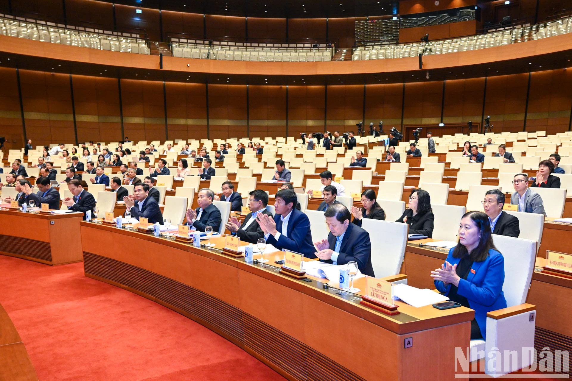 国会常委会委员和与会代表出席会议。 国会常委会委员和与会代表出席会议。