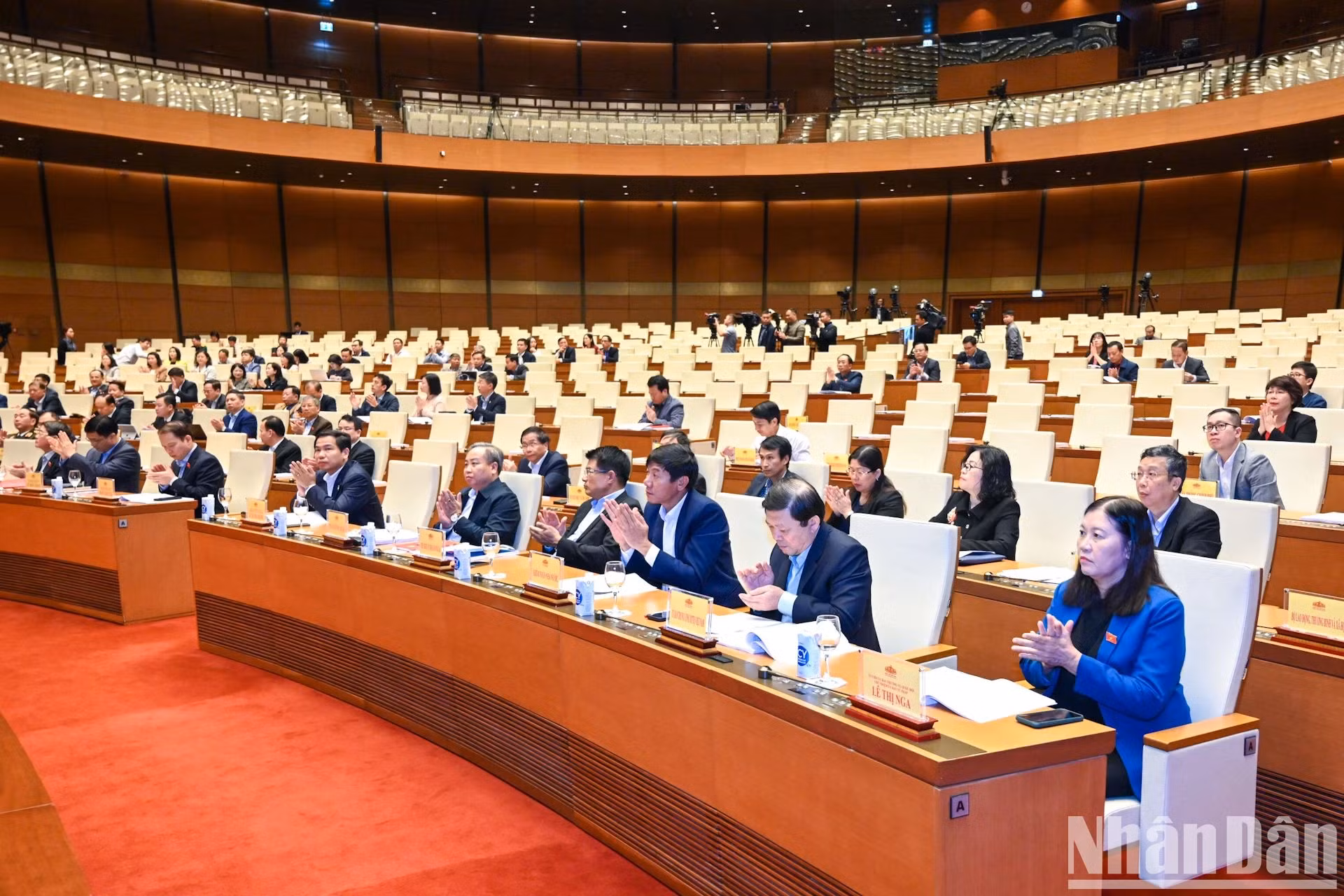 国会常委会委员和与会代表出席会议。