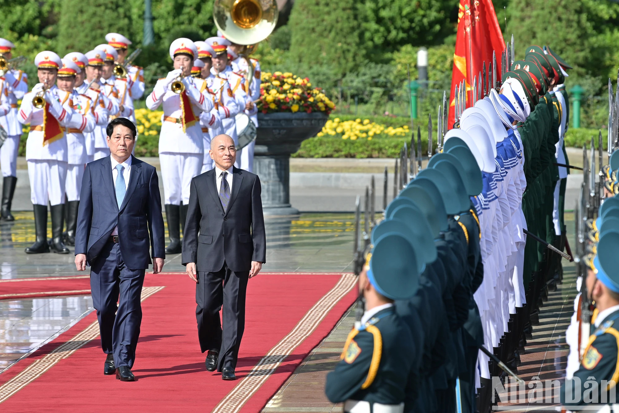 越南国家主席梁强和柬埔寨国王诺罗敦·西哈莫尼检阅仪仗队。