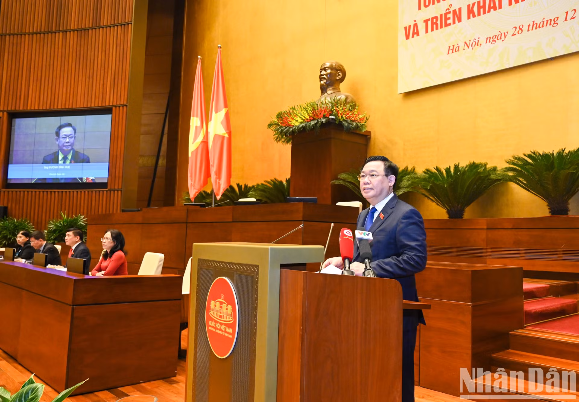 越南国会主席王廷惠在会议上发表指导性讲话。