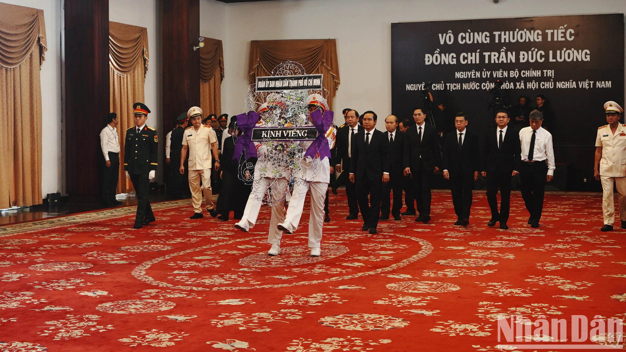 胡志明市人委会代表团吊唁原国家主席陈德良逝世。