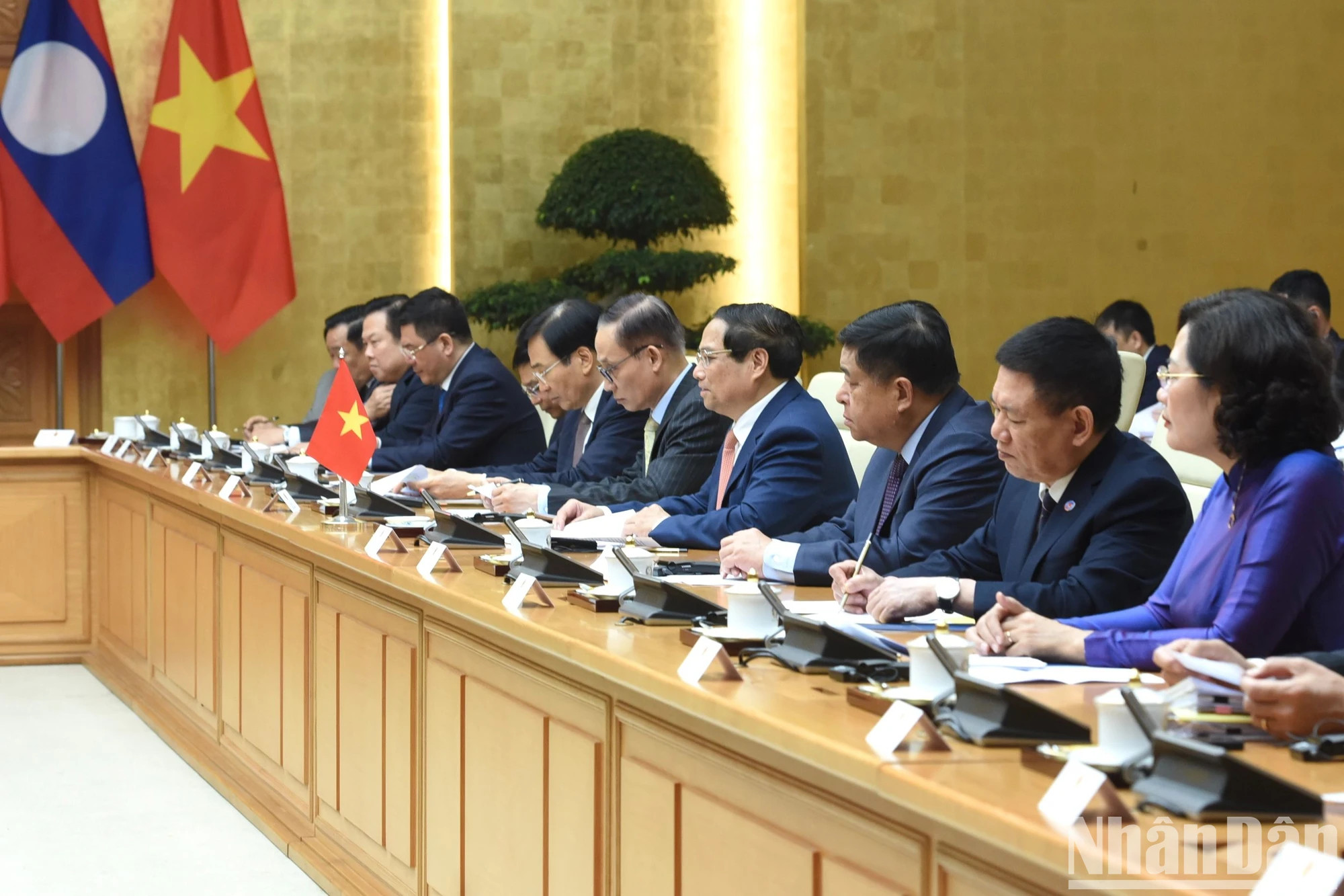 范明正总理在会见中发表讲话。 范明正总理在会见中发表讲话。