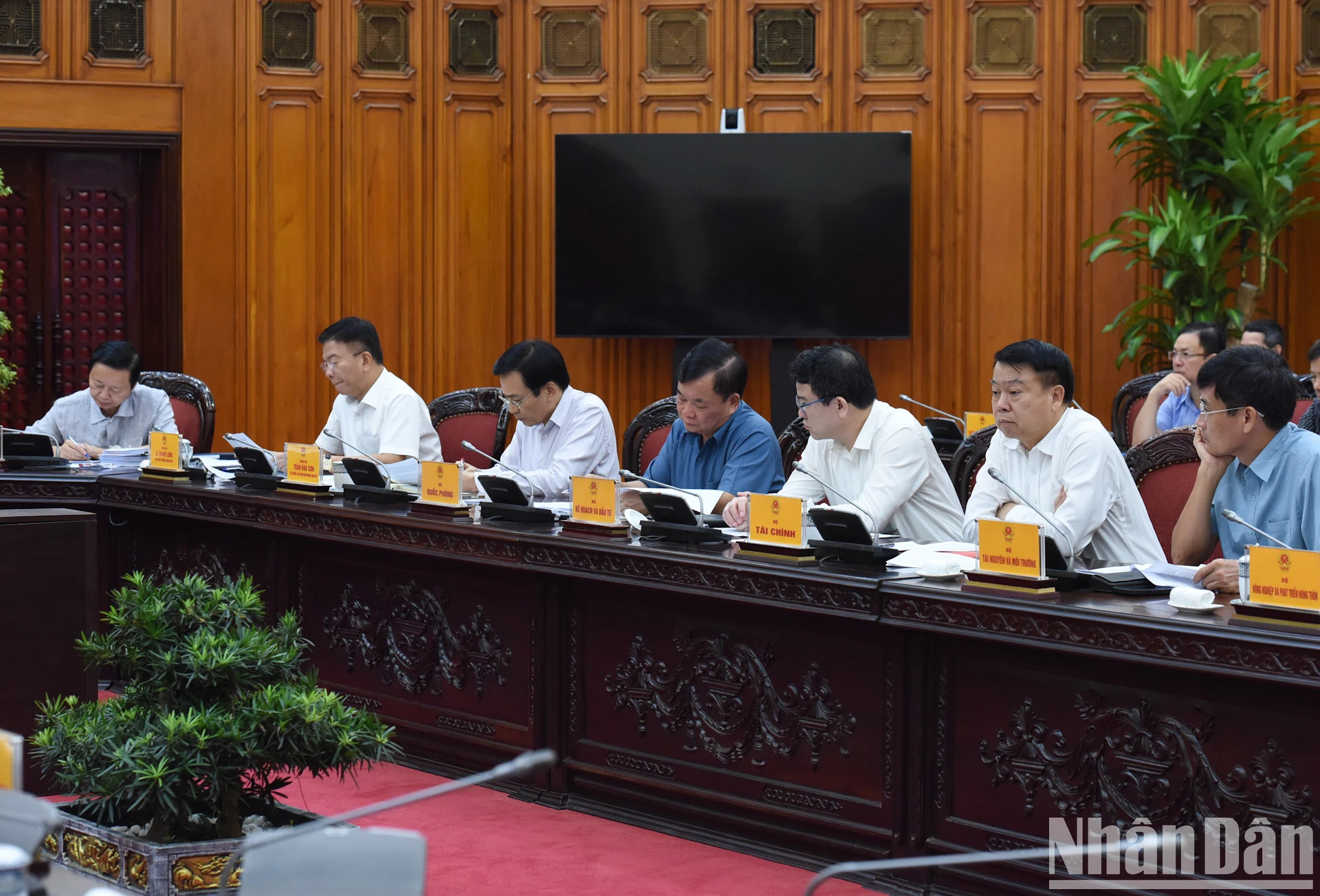 各部委单位代表出席会议。 各部委单位代表出席会议。
