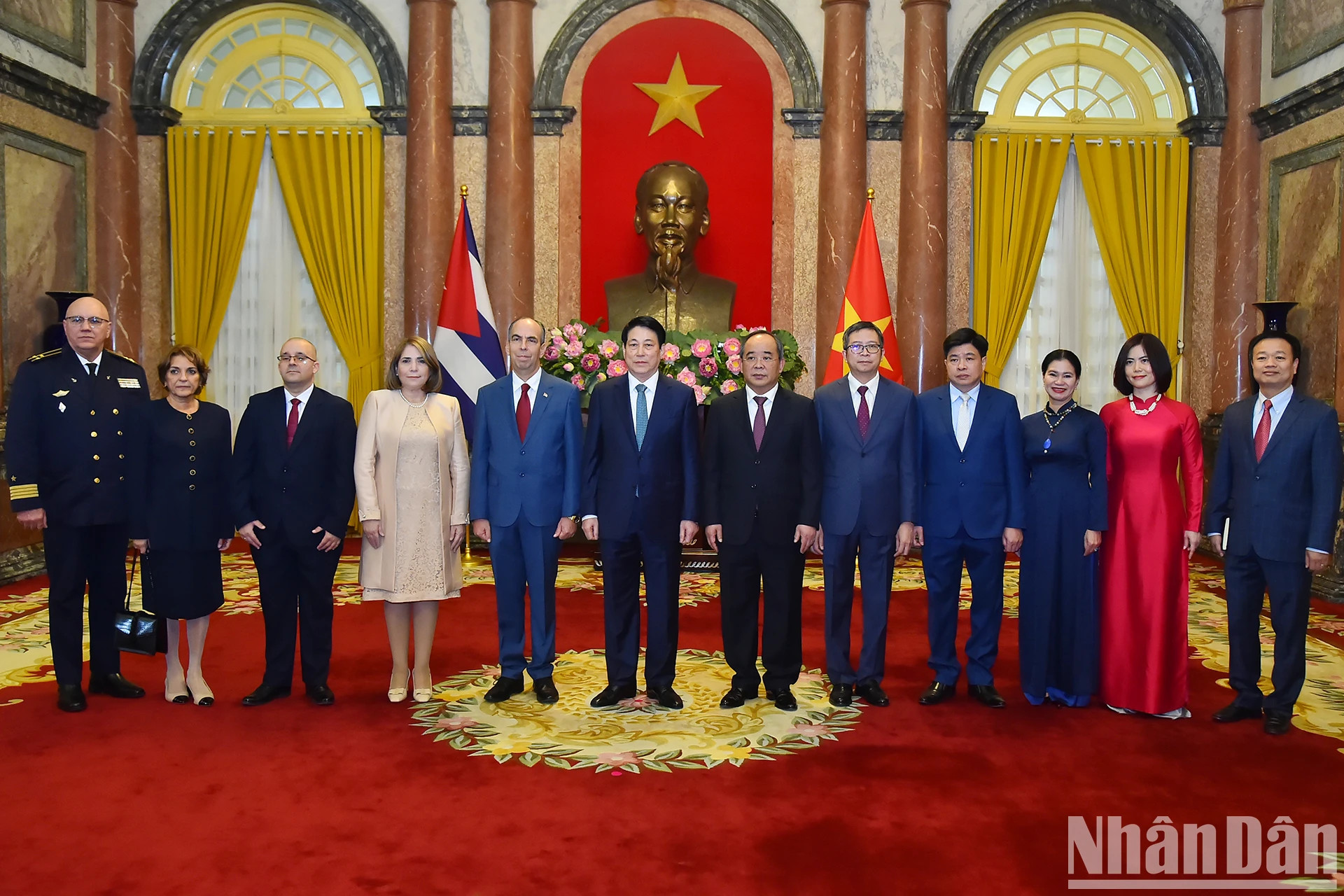 梁强主席、古巴驻越南大使罗赫里奥•波兰科•富恩特斯和各位代表合影。