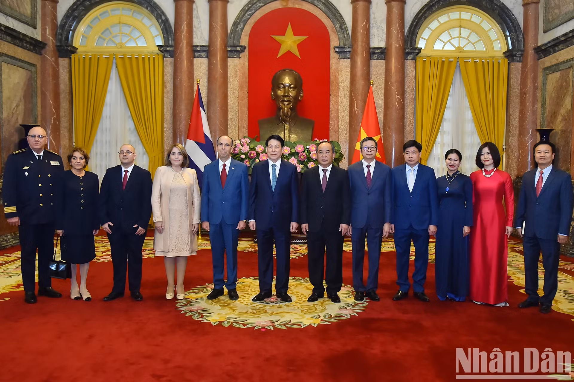 梁强主席、古巴驻越南大使罗赫里奥•波兰科•富恩特斯和各位代表合影。