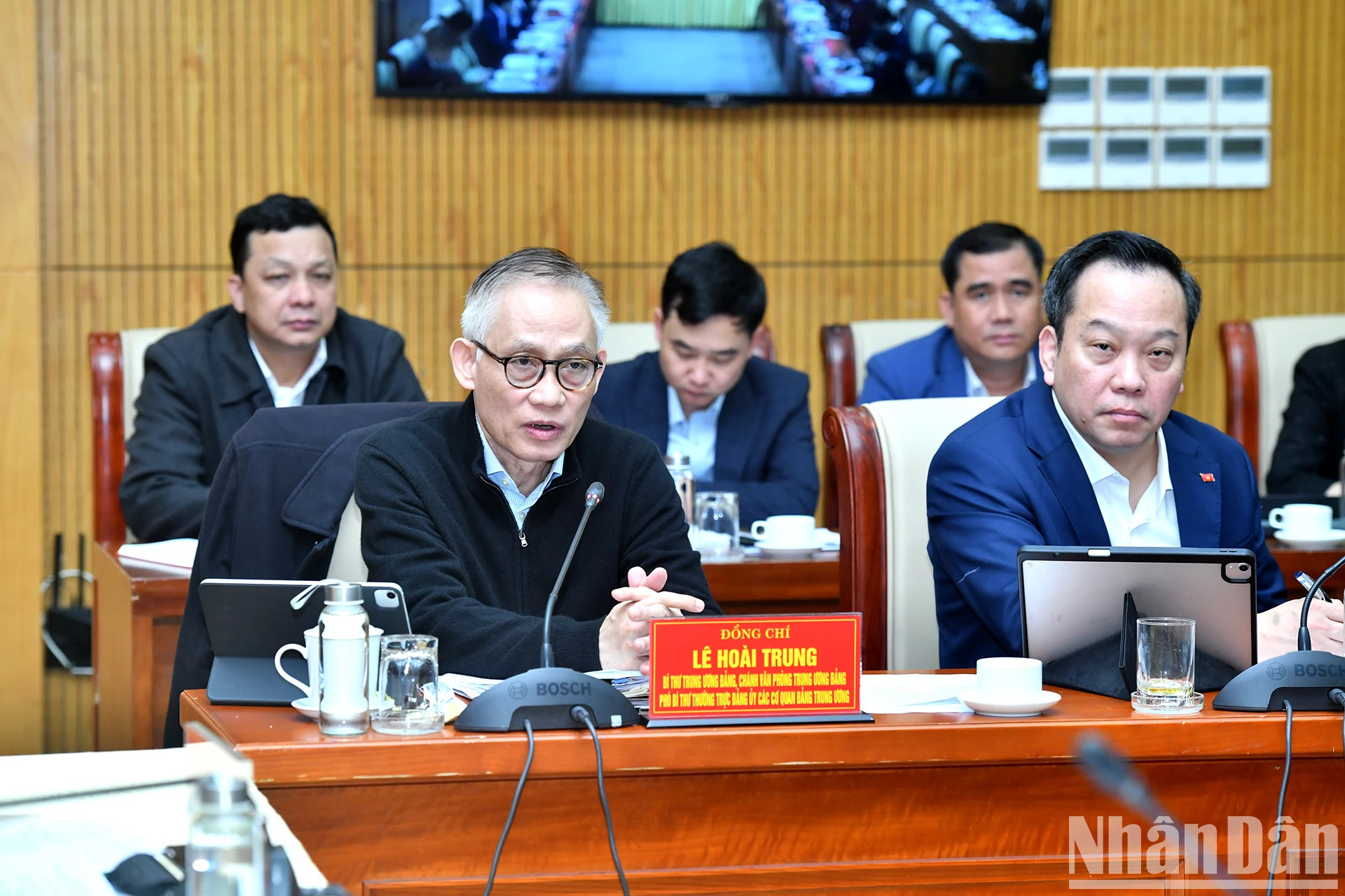 越共中央书记处书记、党中央办公厅主任、党中央机关党委常务副书记黎怀忠在会上发表讲话。