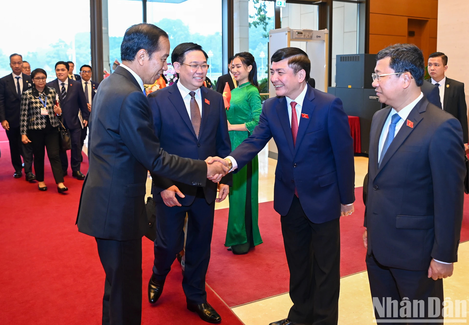 国会主席王廷惠向佐科·维多多总统介绍出席会见的代表。