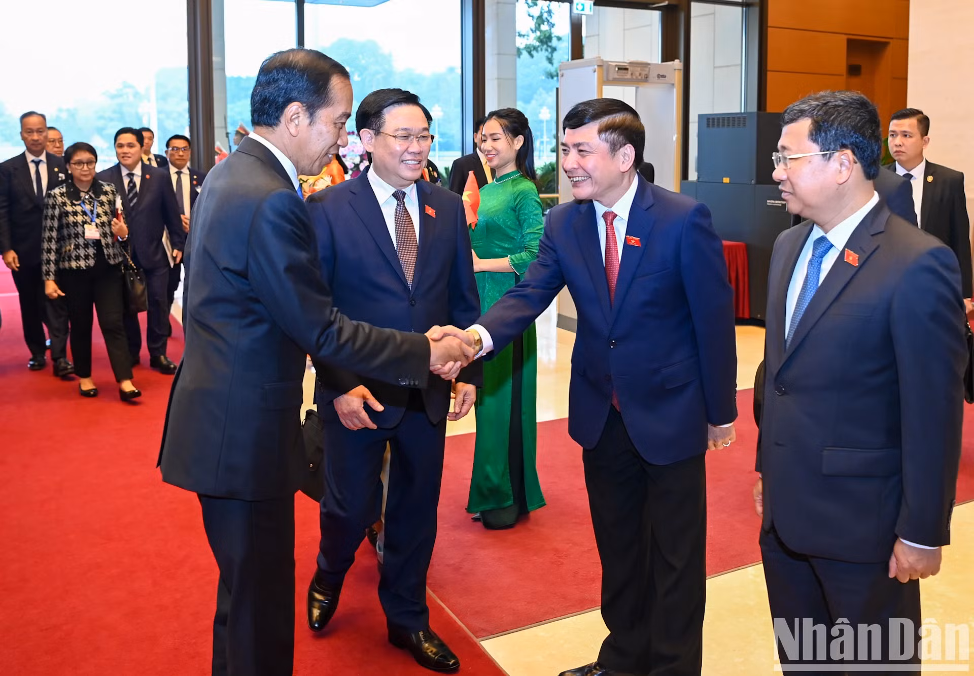 国会主席王廷惠向佐科·维多多总统介绍出席会见的代表。