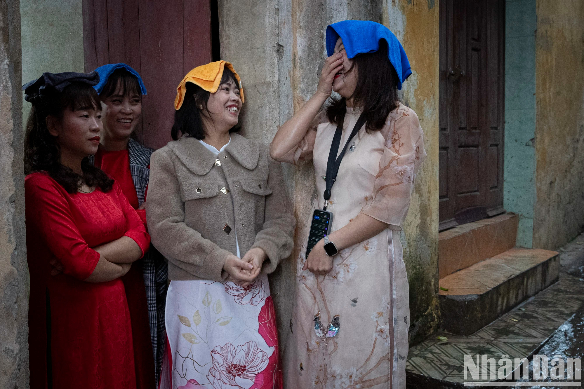 民众冒雨前来参加庙会。