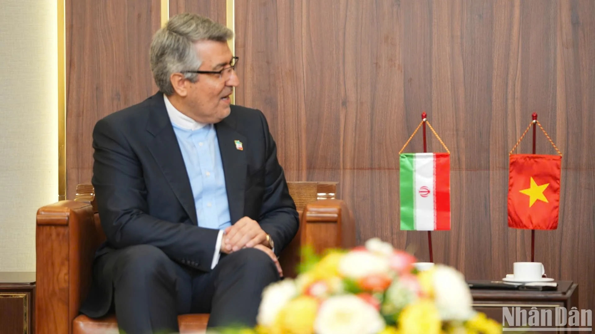 伊朗驻越南大使阿里·阿克巴尔·纳扎里在会见中发表讲话。