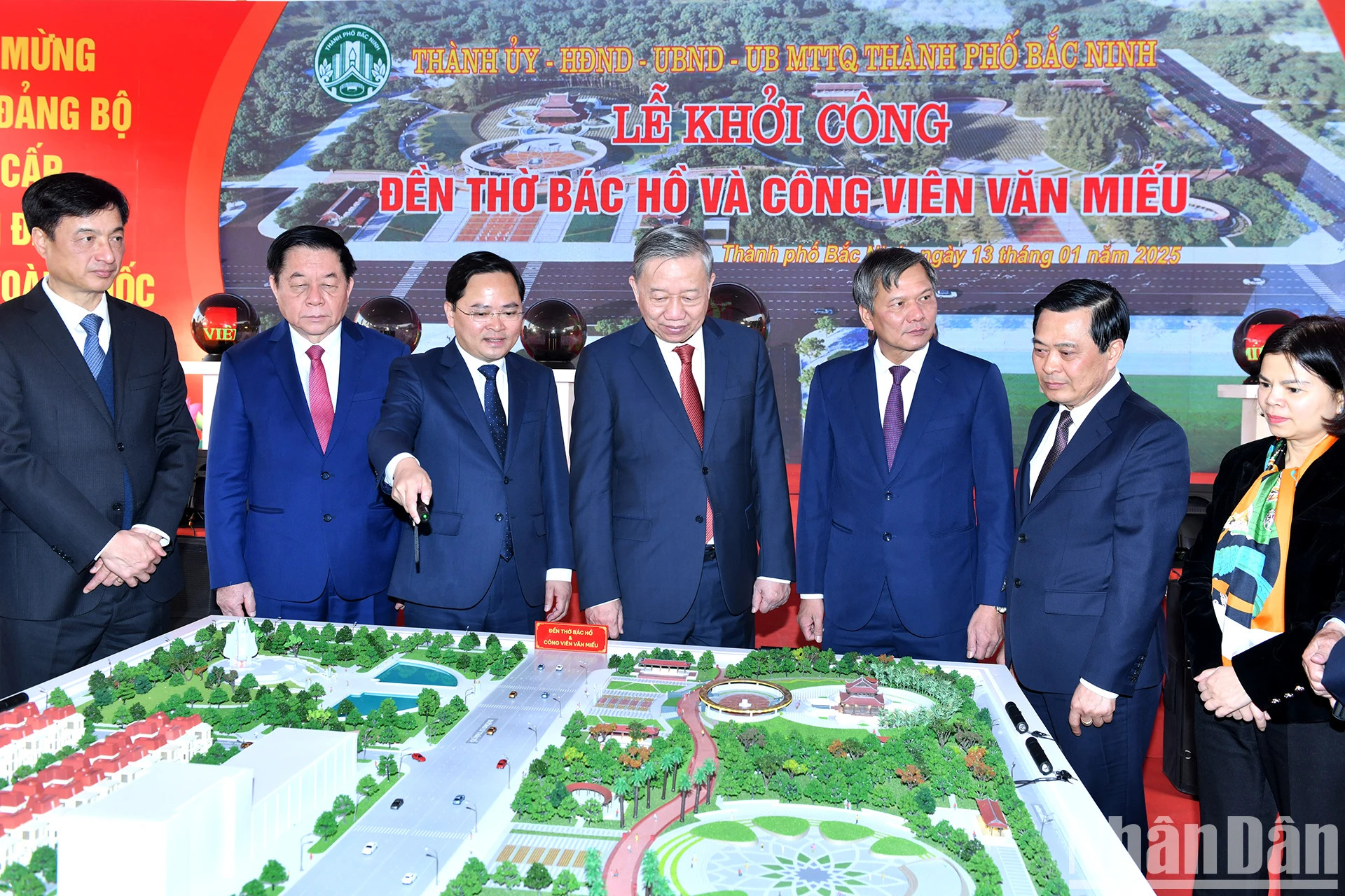 苏林总书记和各位代表了解胡志明主席祠堂与文庙公园工程。 苏林总书记和各位代表了解胡志明主席祠堂与文庙公园工程。