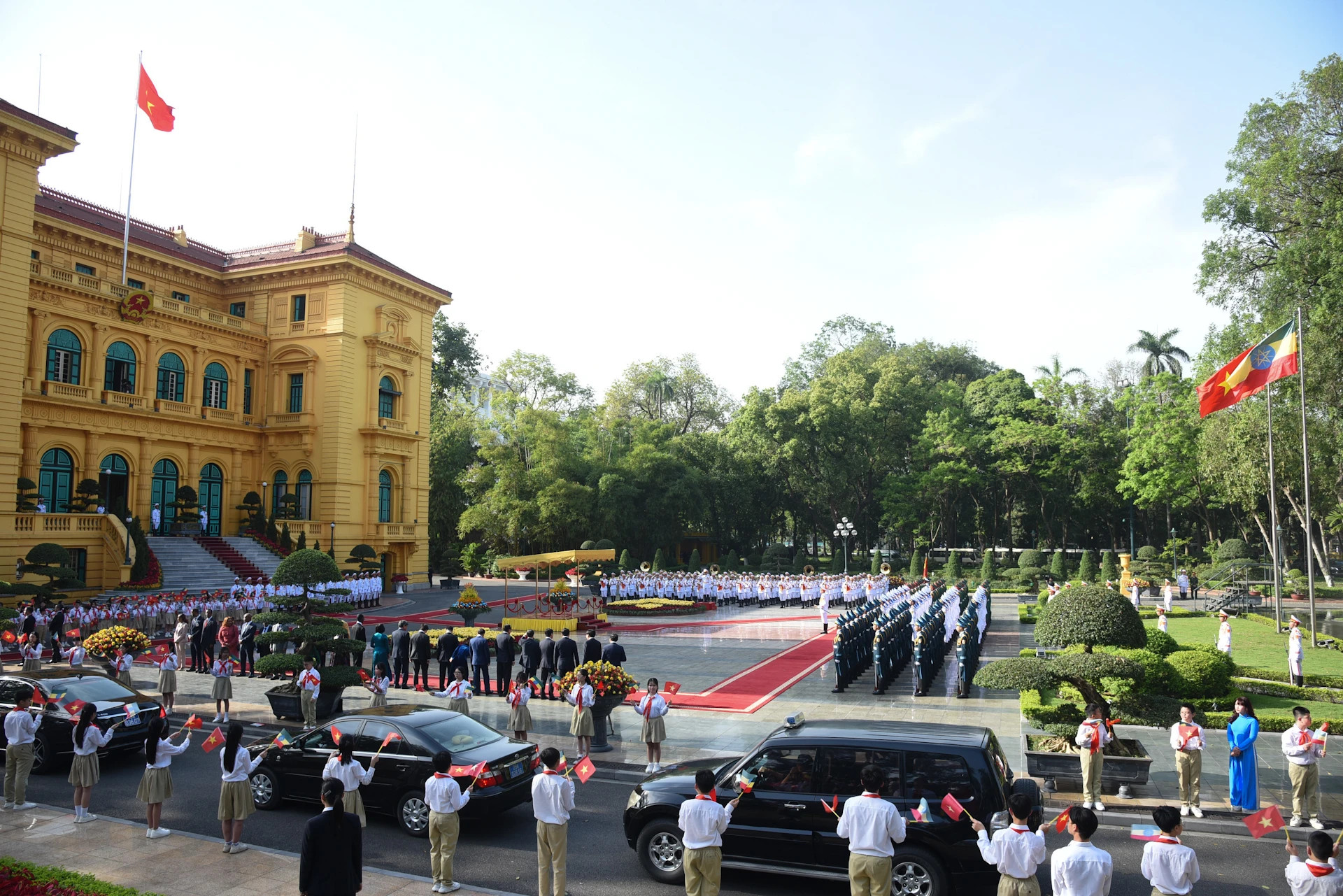越南政府总理范明正主持仪式，欢迎埃塞俄比亚总理正式访越。