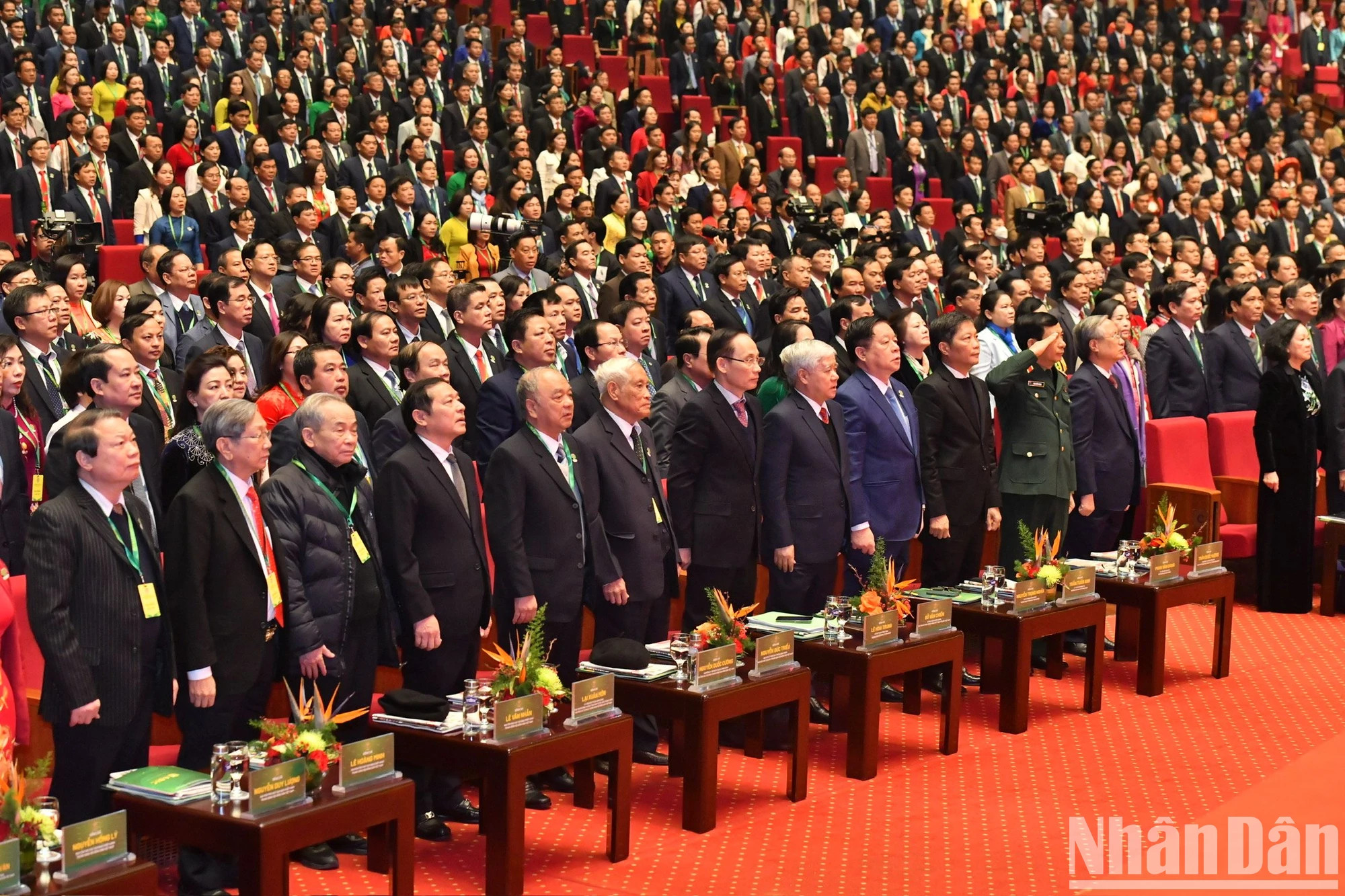 与会代表向国旗致敬。 与会代表向国旗致敬。