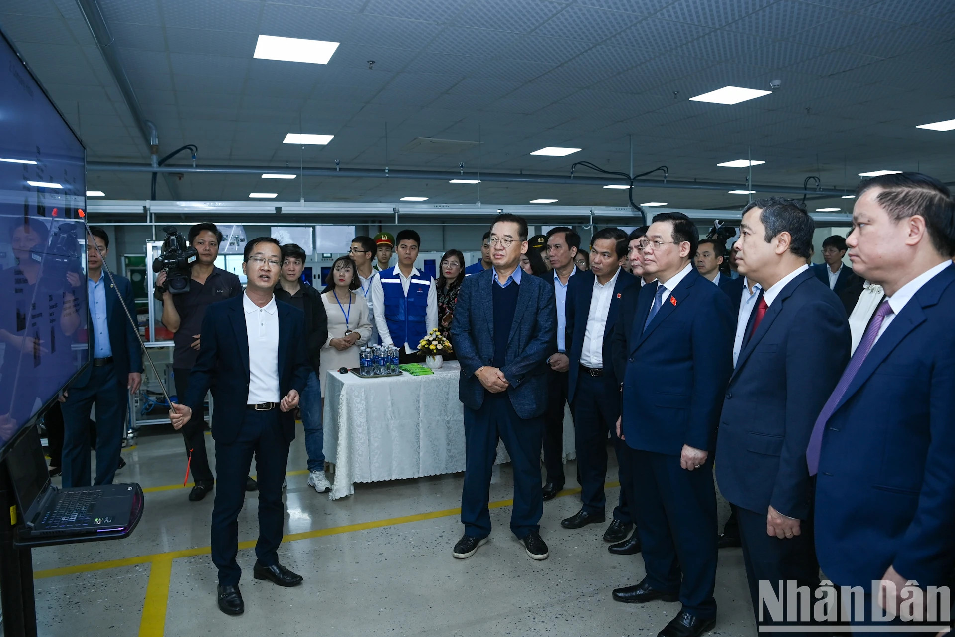 太平Ohsung Vina公司代表向国会主席王廷惠一行介绍该公司运行情况。 太平Ohsung Vina公司代表向国会主席王廷惠一行介绍该公司运行情况。