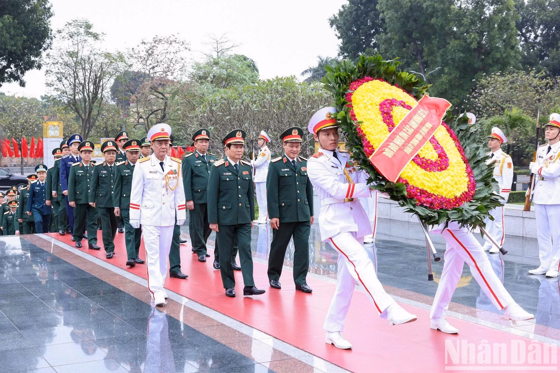 越共中央军委—国防部代表团缅怀胡志明主席。