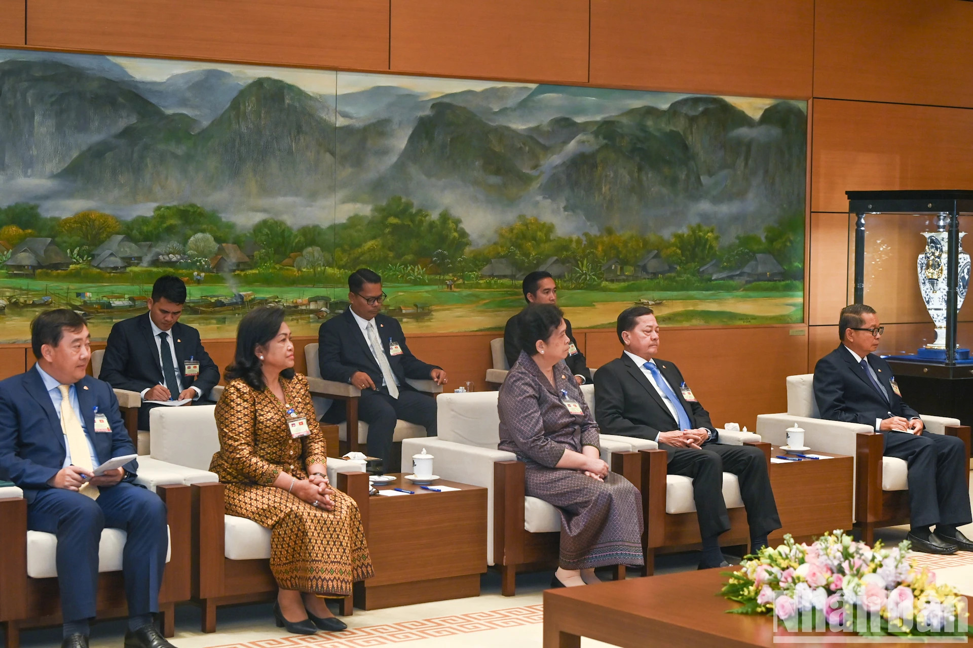 出席会见的柬埔寨代表团。 出席会见的柬埔寨代表团。