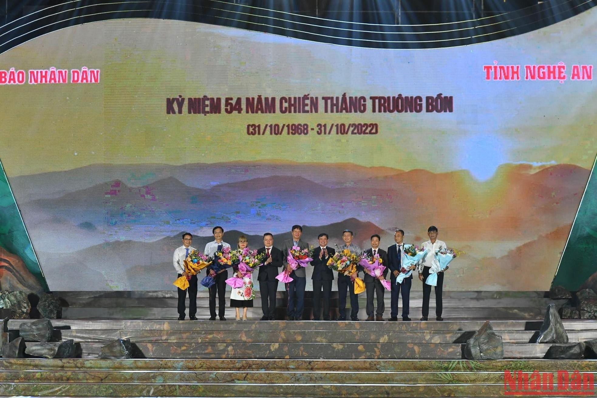 黎国明同志和蔡青贵同志送花感谢文艺晚会赞助者。 黎国明同志和蔡青贵同志送花感谢文艺晚会赞助者。