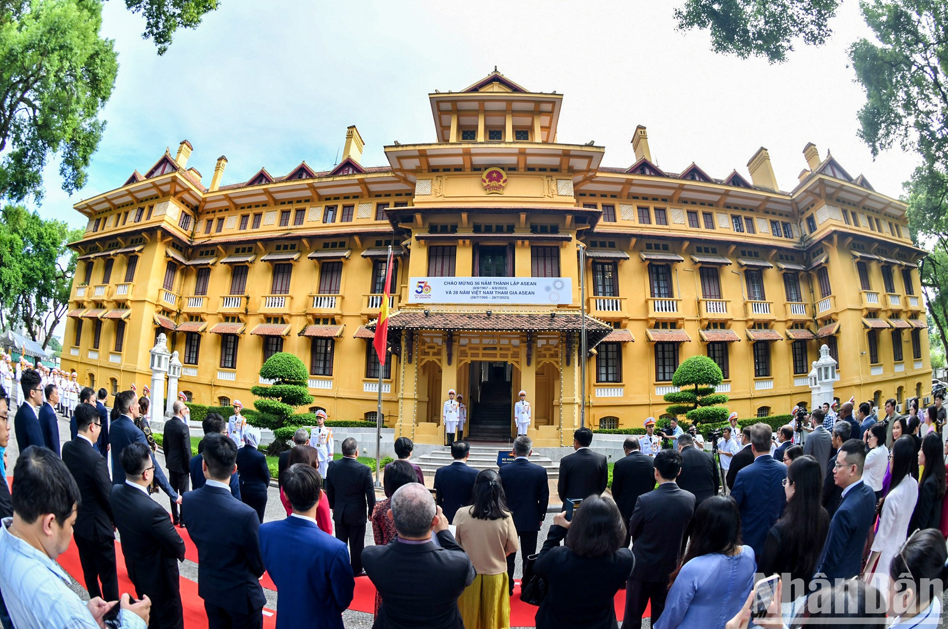 升旗仪式全景。