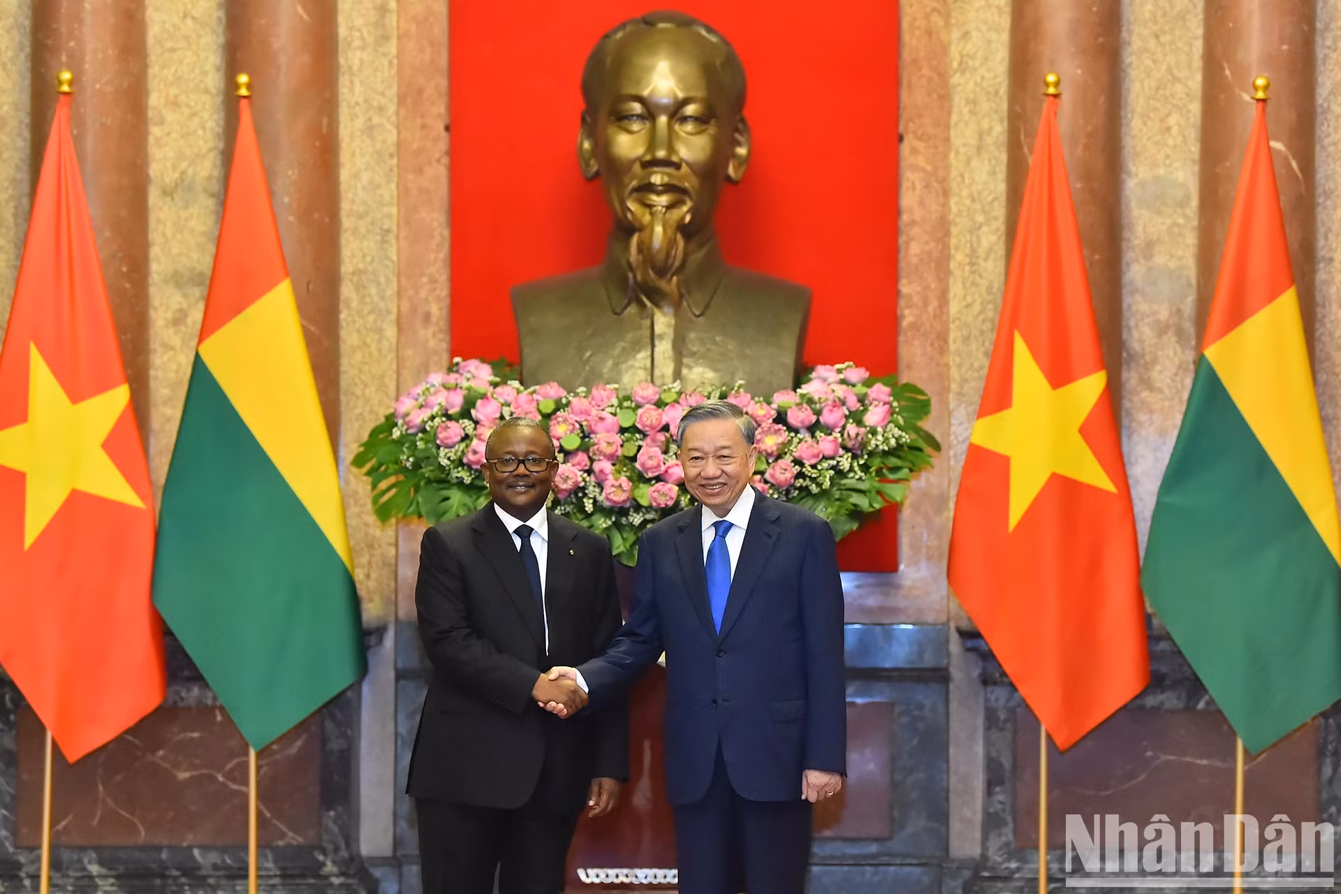 越共中央总书记、国家主席苏林同几内亚比绍总统乌马罗·西索科·恩巴洛合影。